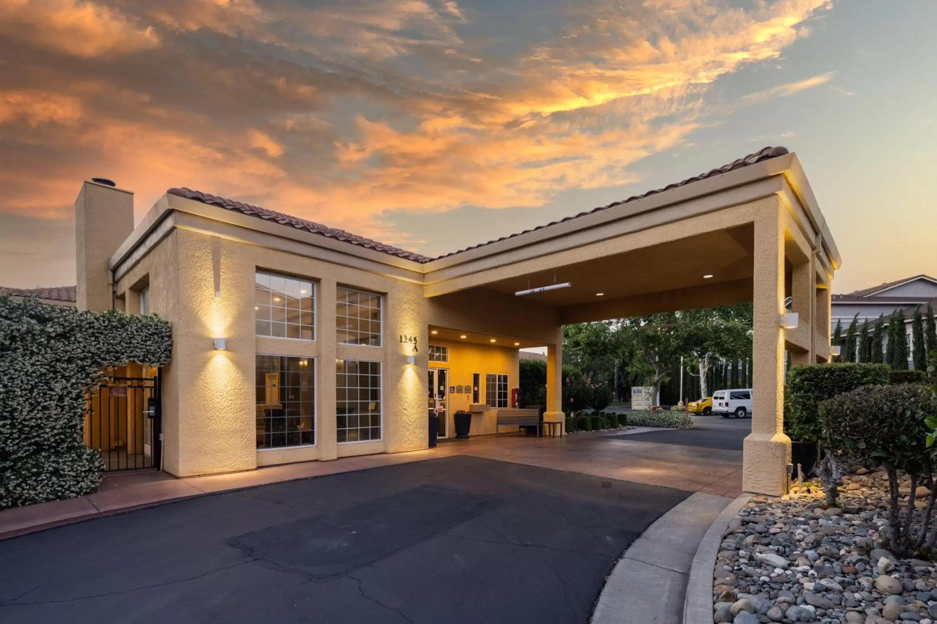 Property building in Best Western Plus Dixon Davis