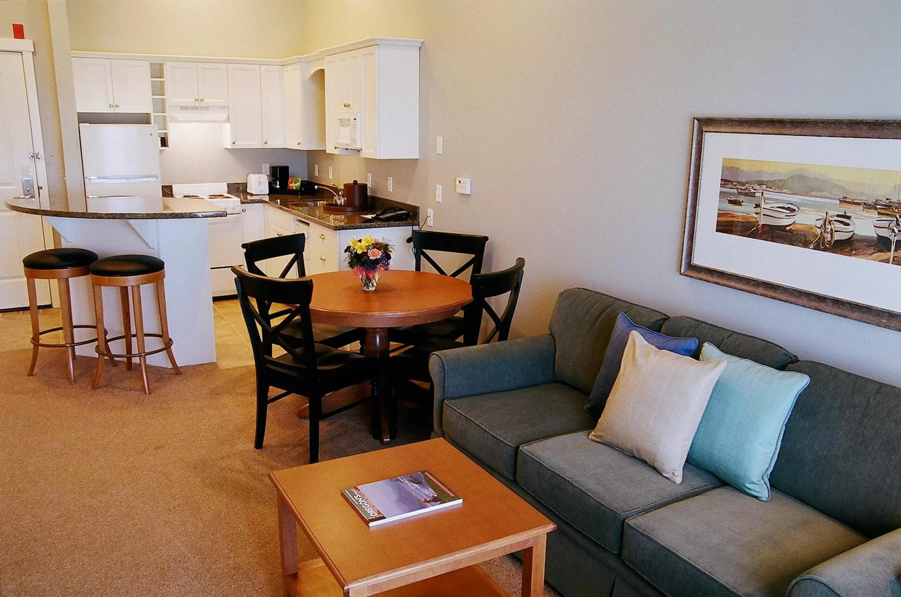 Living room in Rivertide Suites