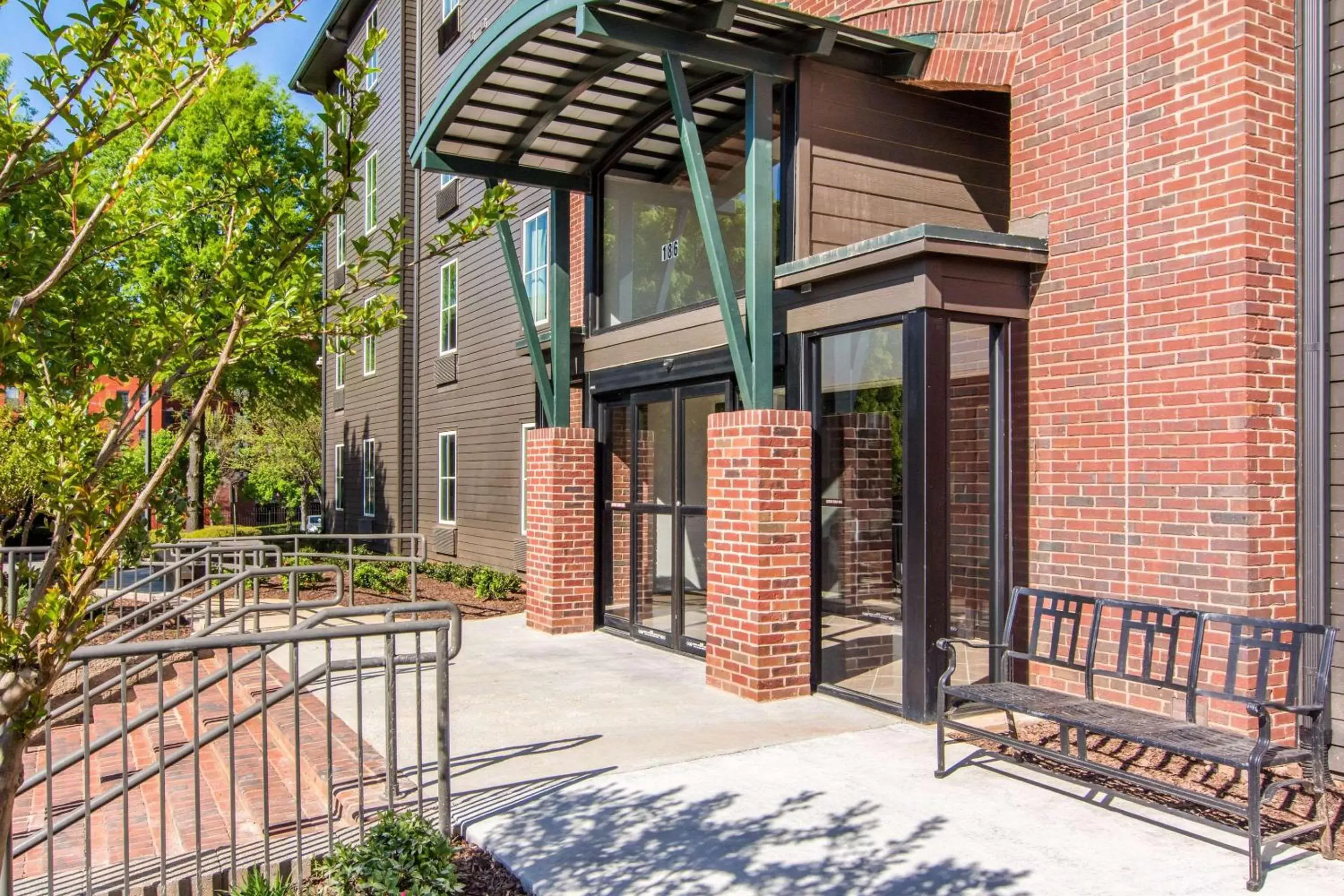 Property building in Clarion Inn & Suites Atlanta Downtown Property building in Clarion Inn & Suites Atlanta Downtown