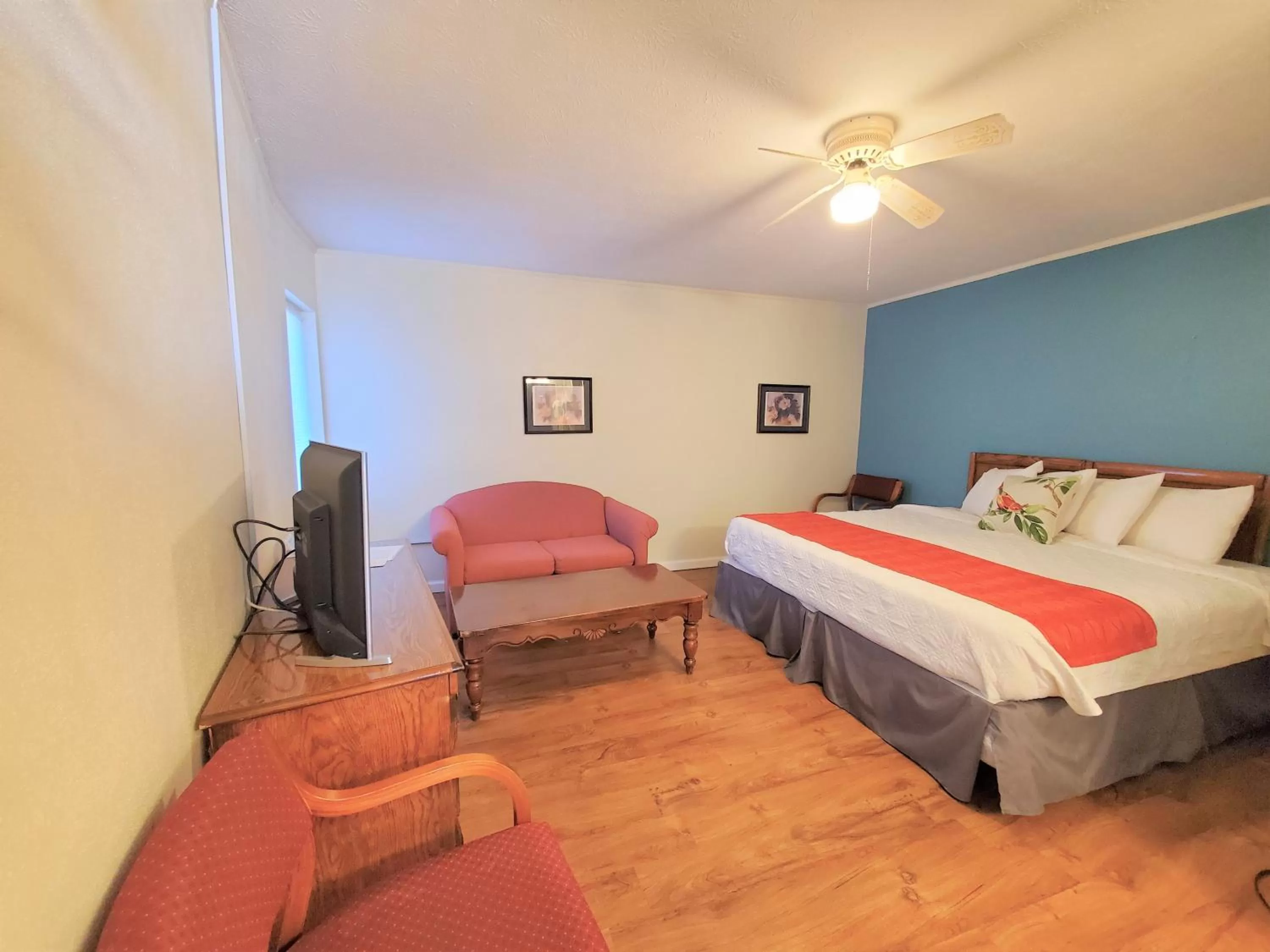 Meadowlark Motel with Restaurant & Bar