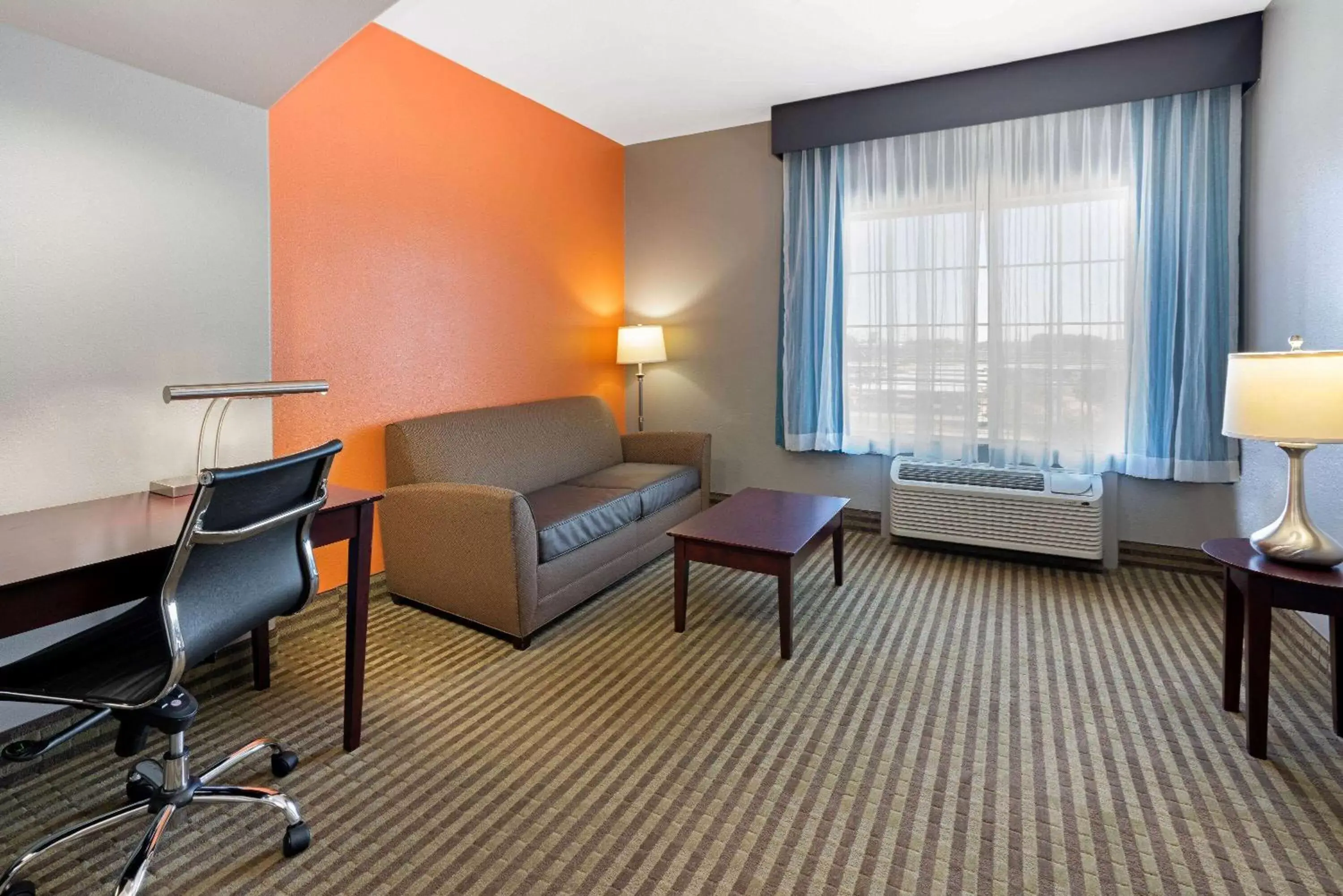 Bed, Seating Area in La Quinta by Wyndham Houston IAH Bush Intl Airport E