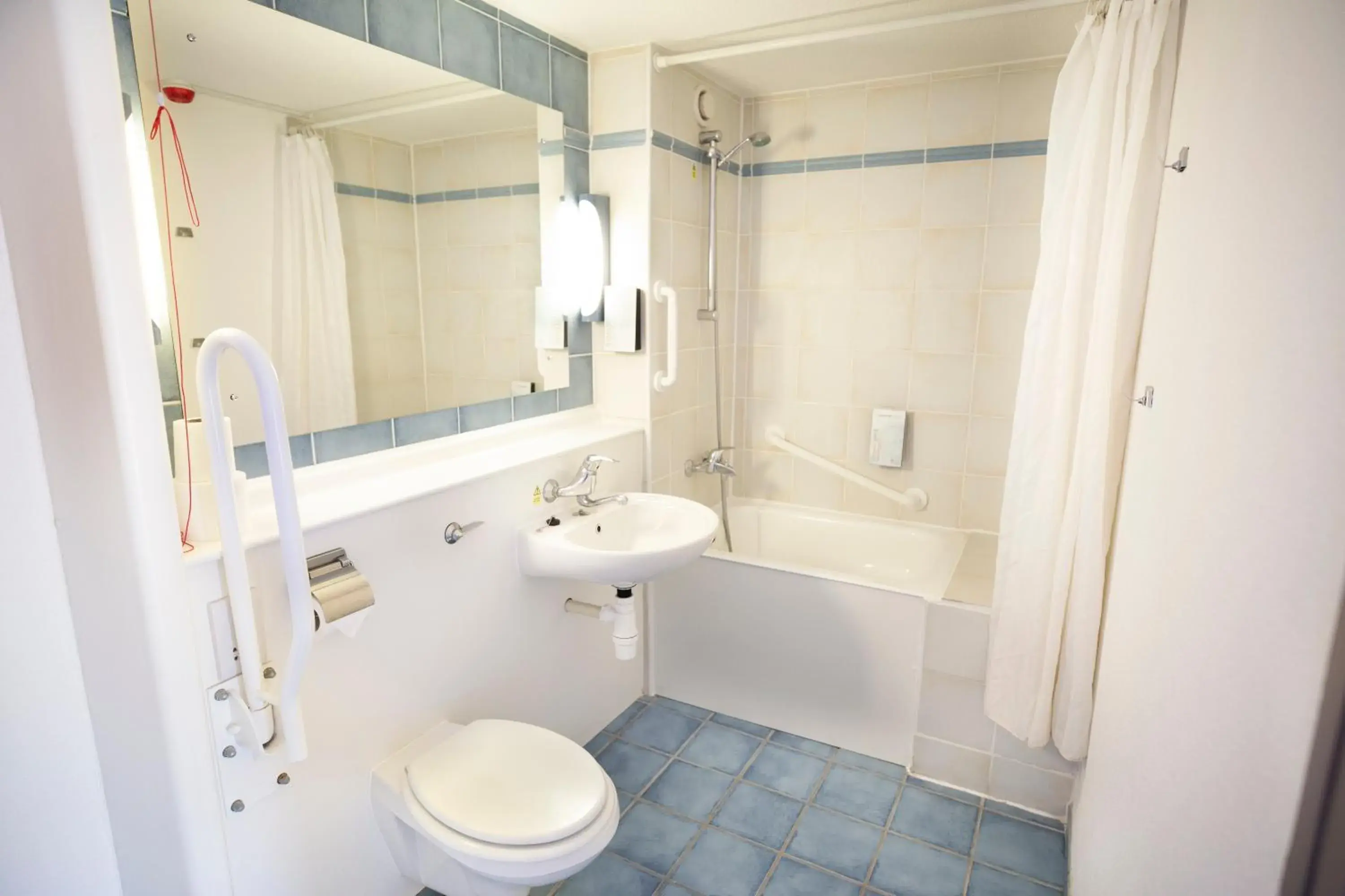 acessibility, Bathroom in Campanile Hotel - Basildon - East of London