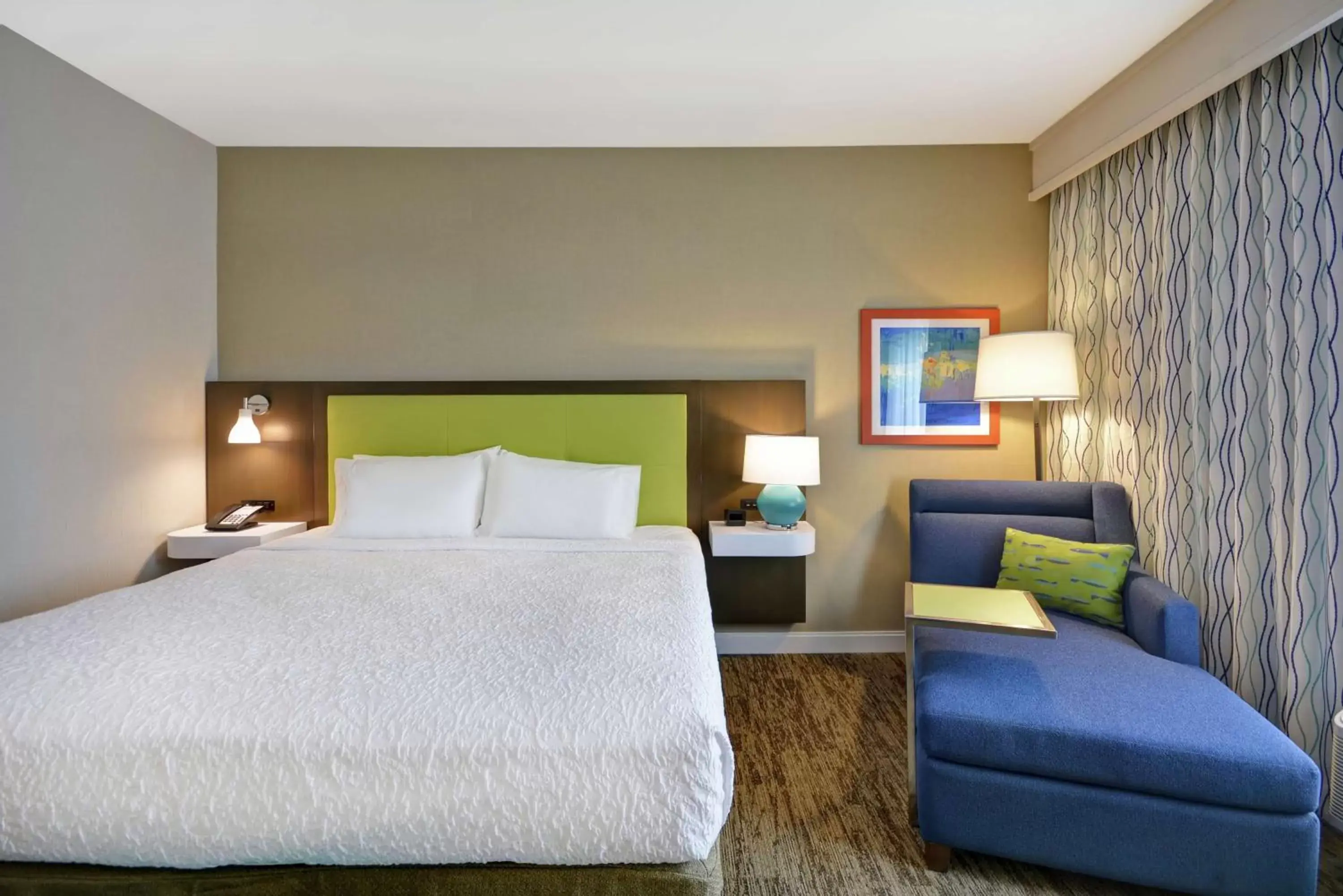 Living room, Bed in Hampton Inn Suites Grants Pass