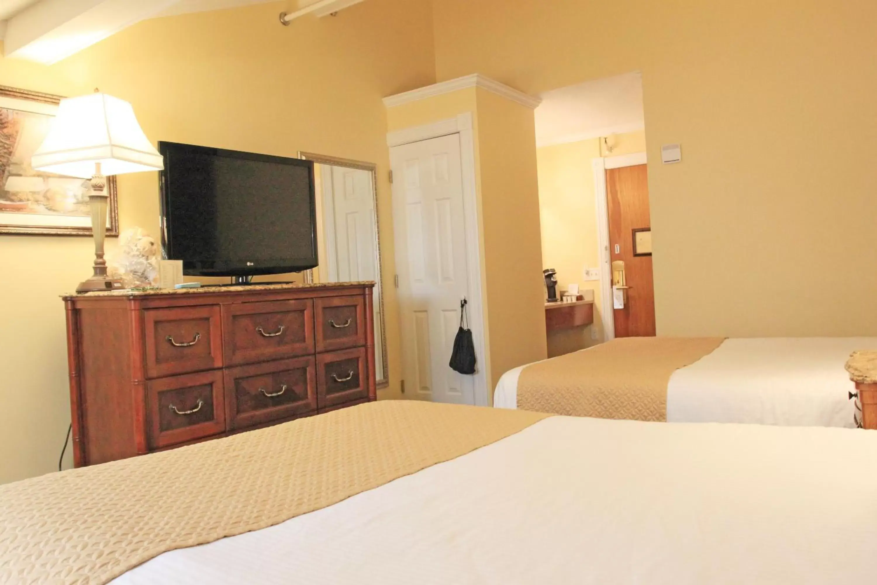 Bedroom, TV/Entertainment Center in Best Western White House Inn
