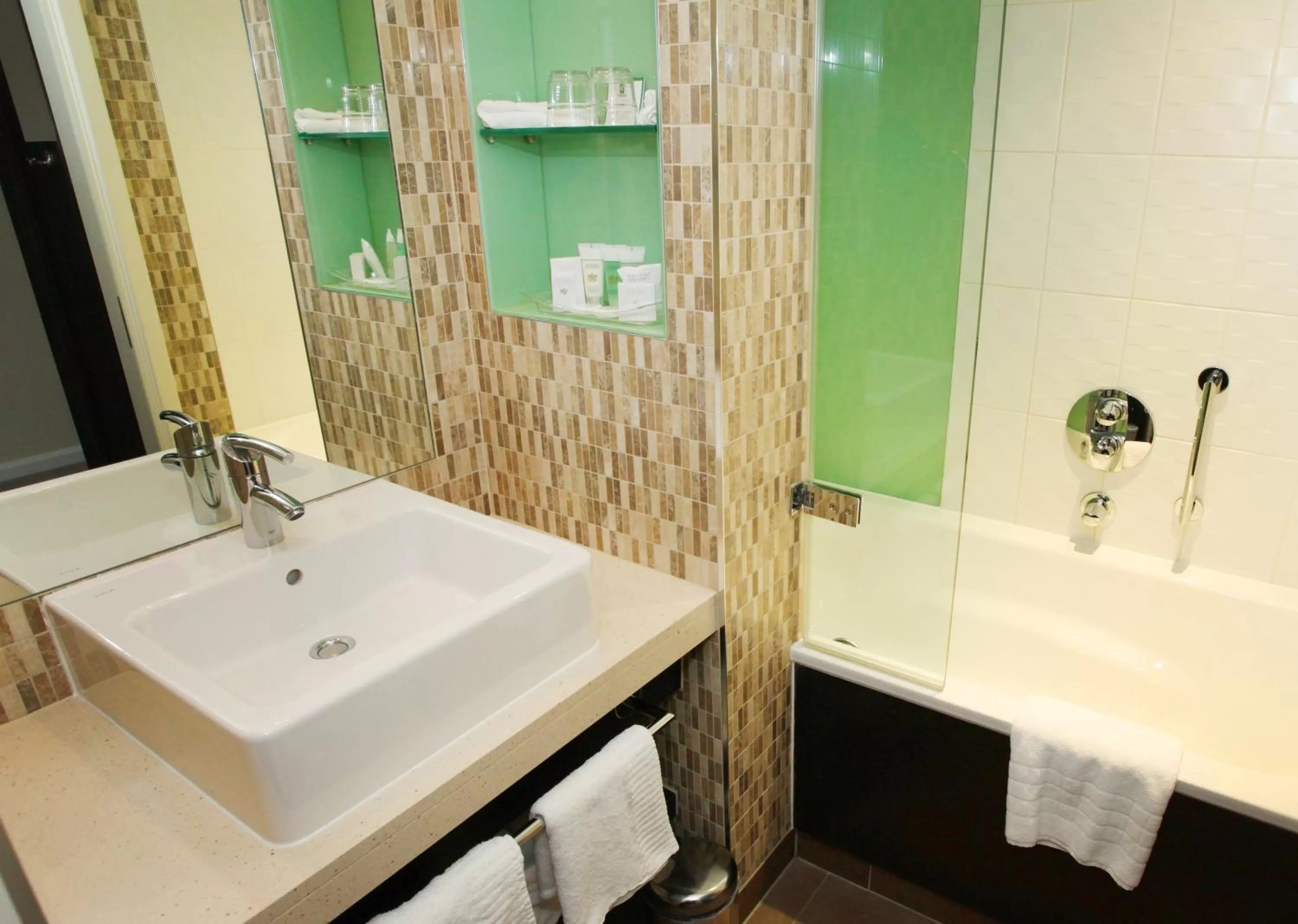 Bathroom in Crowne Plaza Reading