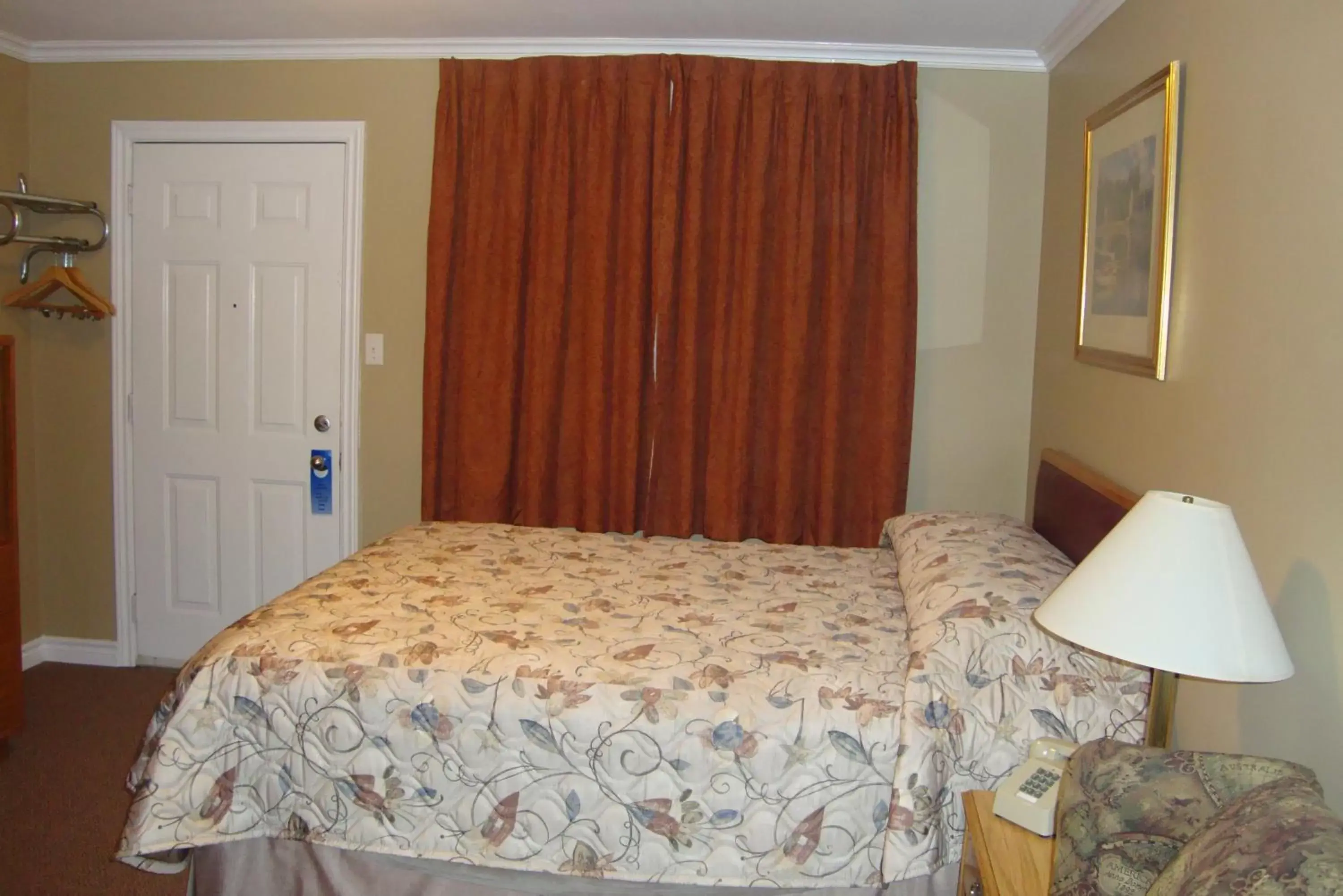 Photo of the whole room, Bed in Royal Napanee Inn