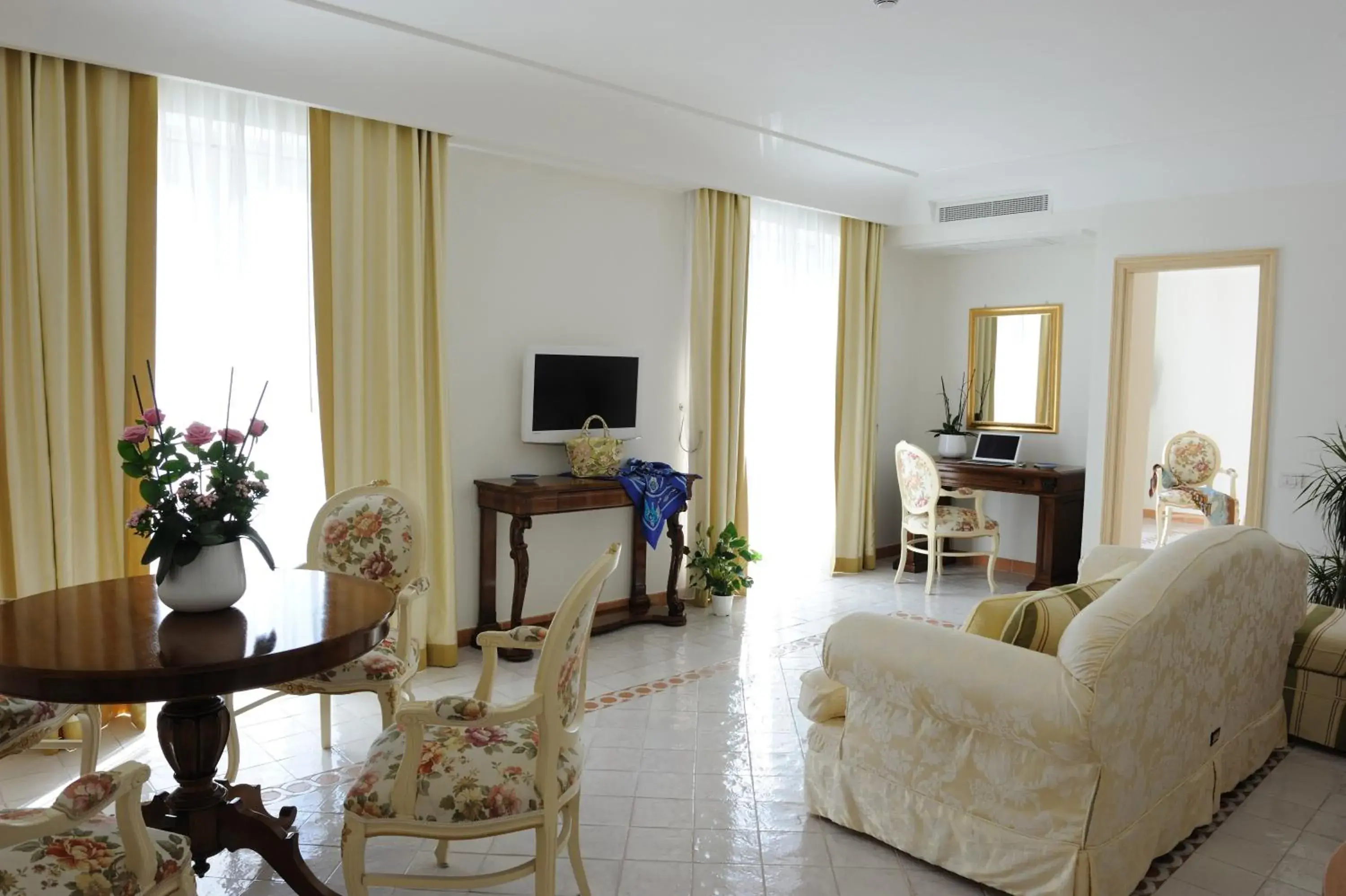 Communal lounge/ TV room, Seating Area in Hotel Villa Fraulo