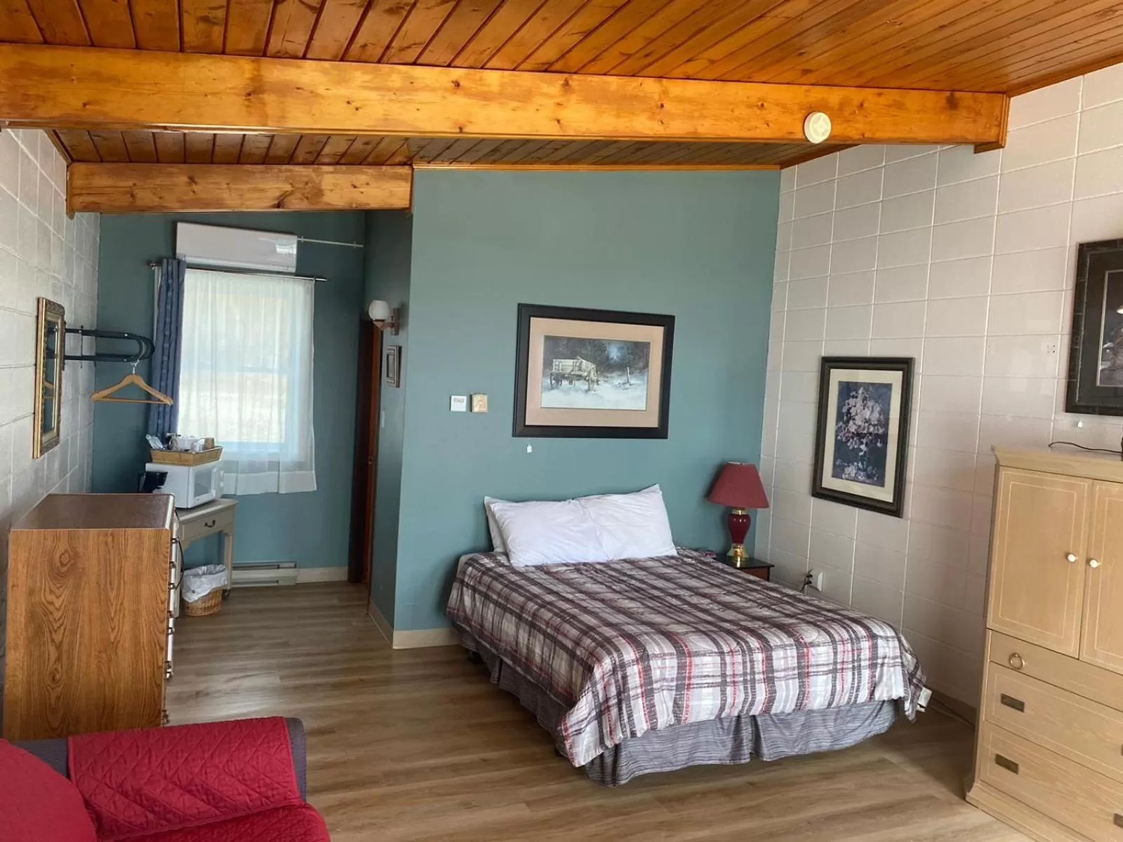 Superior Queen Room in Huron Sands Motel and Restaurant
