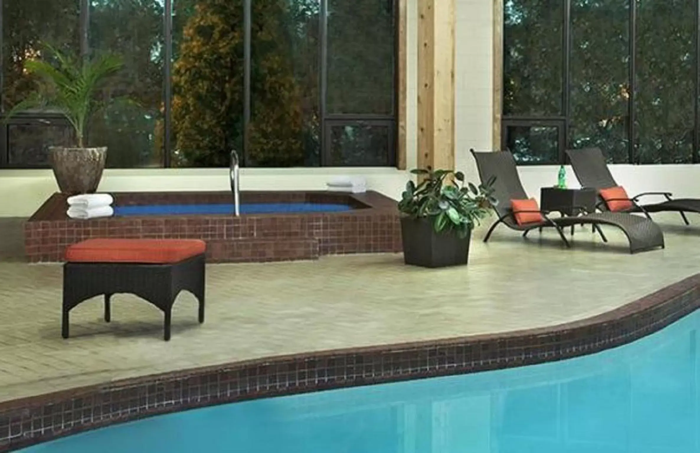 Hot Tub, Swimming Pool in Travelodge Hotel by Wyndham Kingston Lasalle