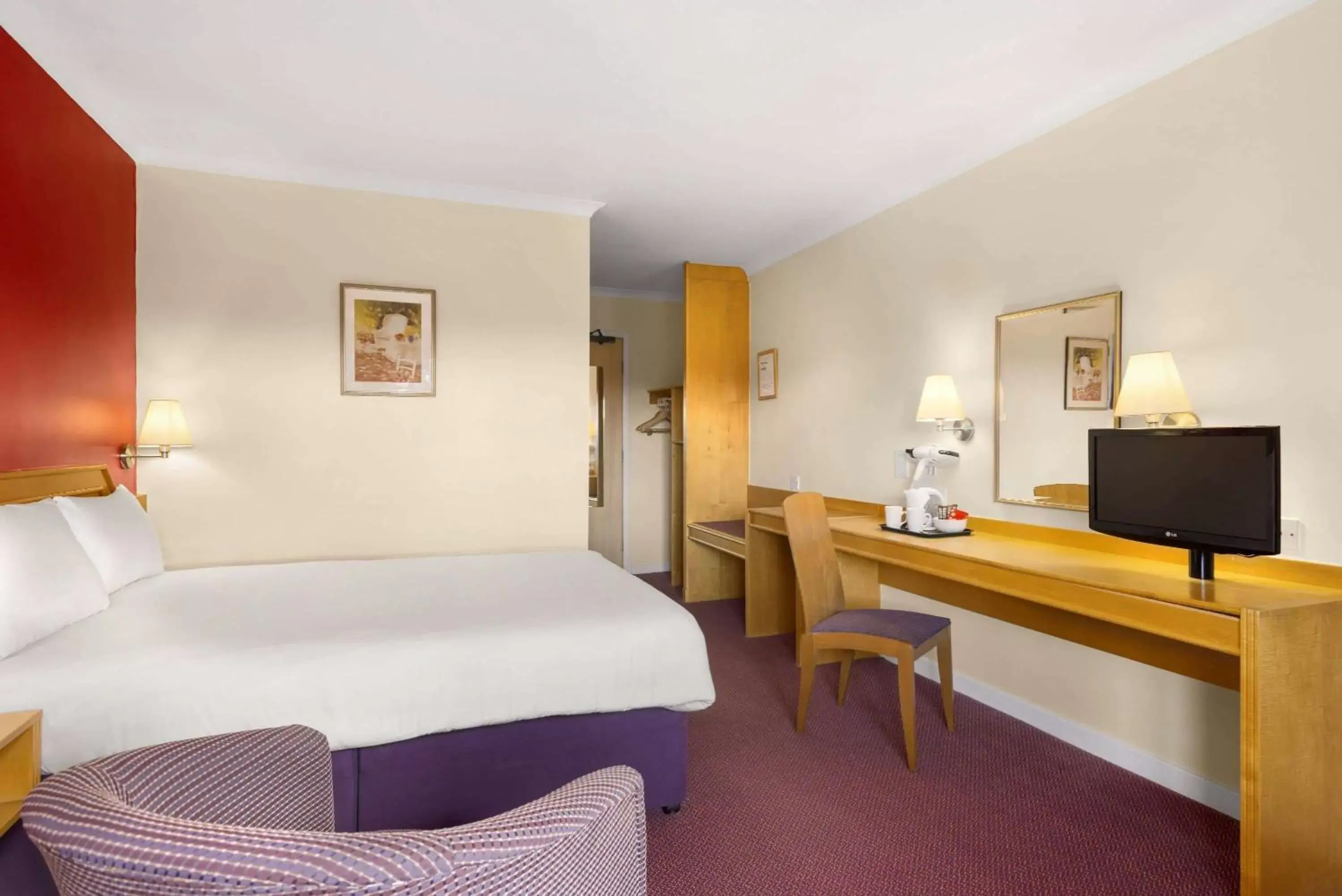 Photo of the whole room, Bed in Days Inn Hamilton