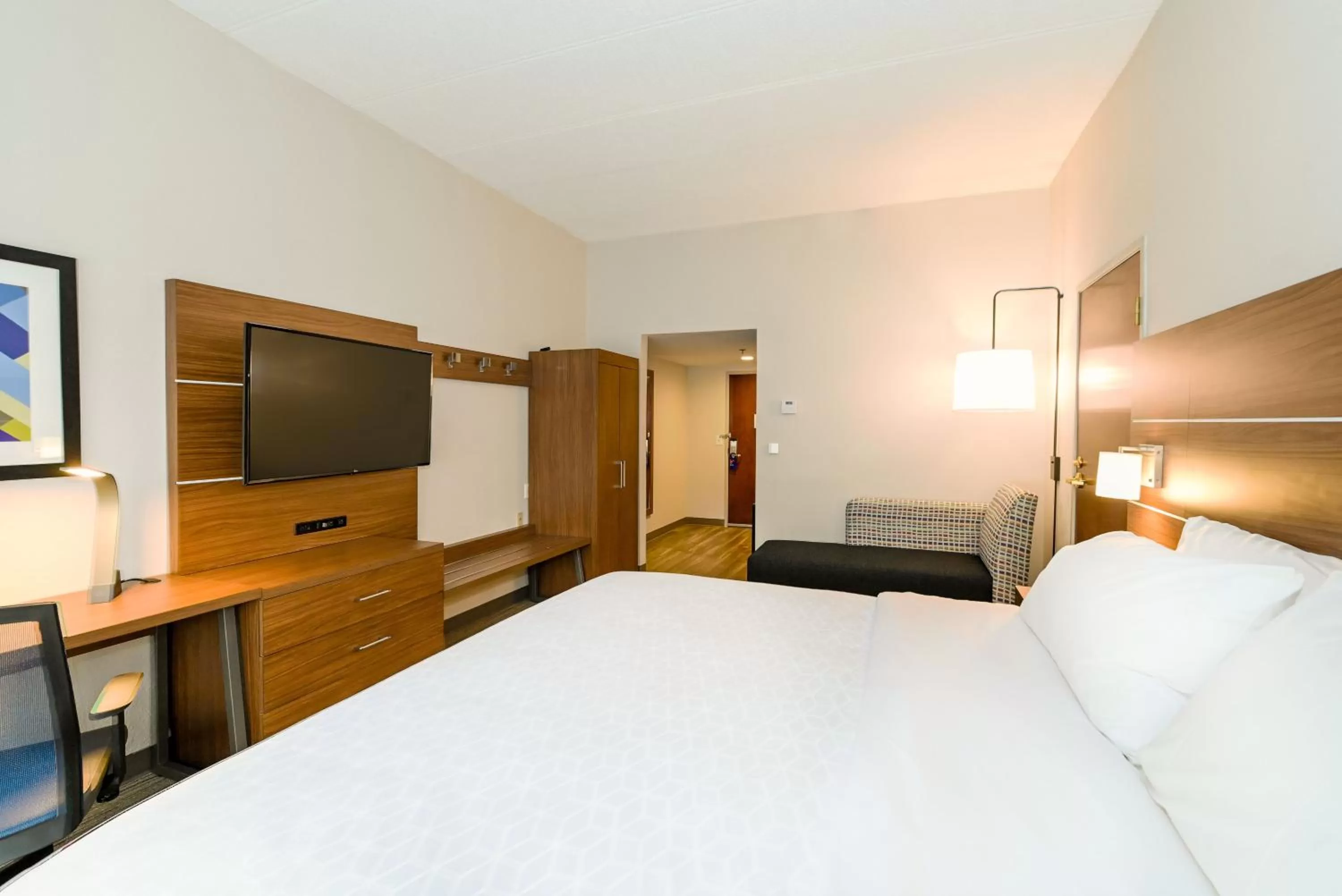Photo of the whole room, Bed in Holiday Inn Express Richmond Airport by IHG