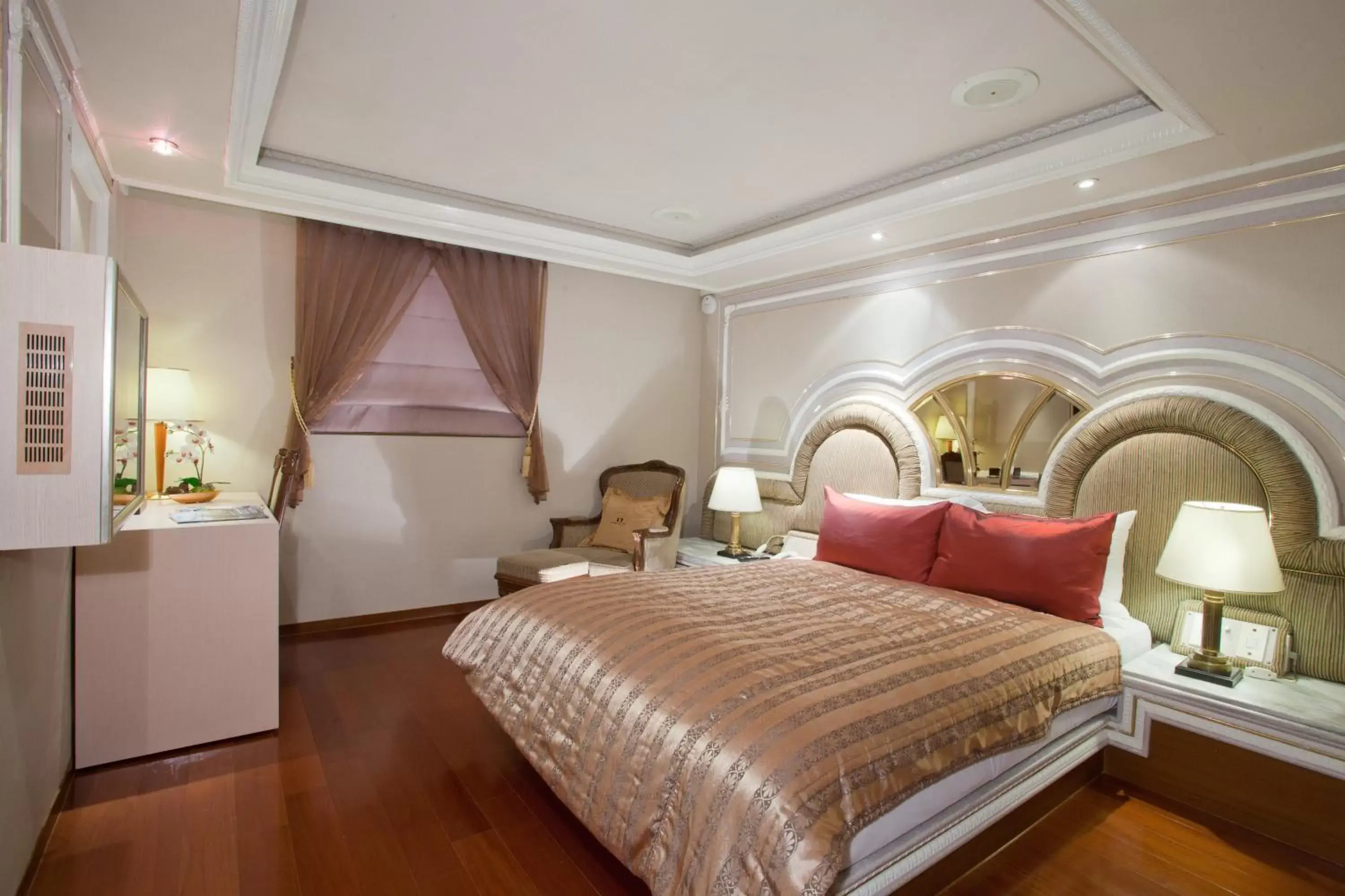 Bed in Charming Castle Hotel