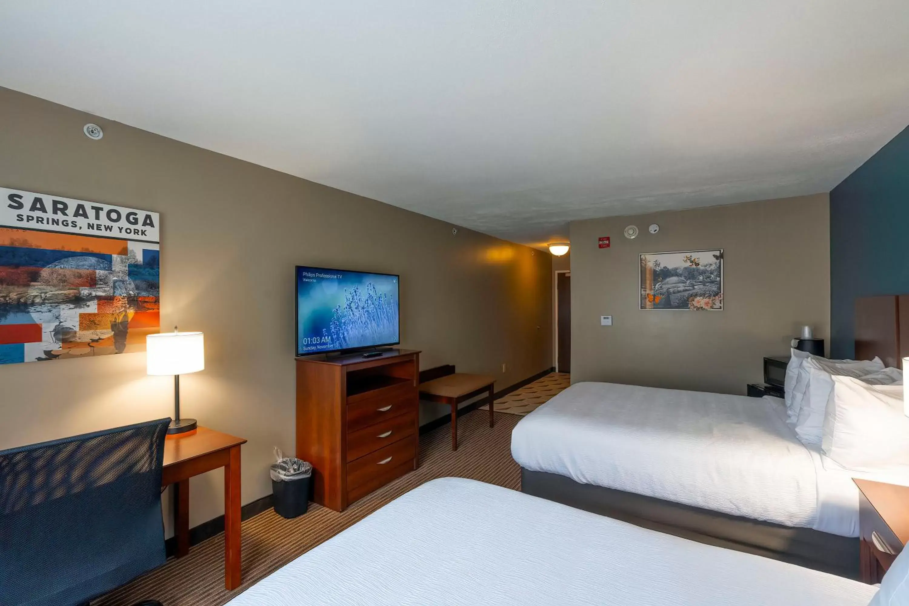 Bedroom, TV/Entertainment Center in The Hotel Saratoga, Ascend Hotel Collection