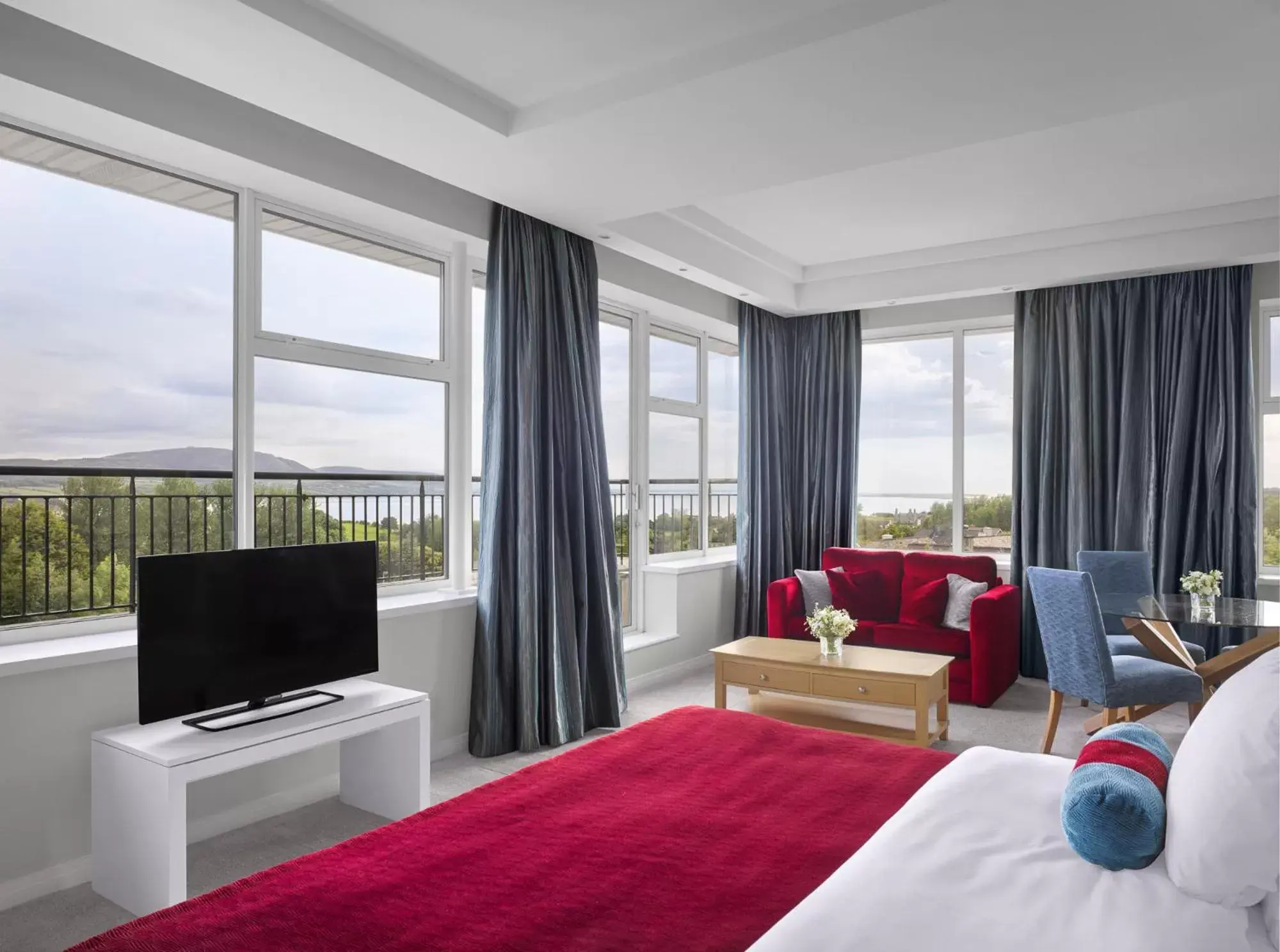 Seating area, TV/Entertainment Center in Radisson BLU Hotel & Spa, Sligo