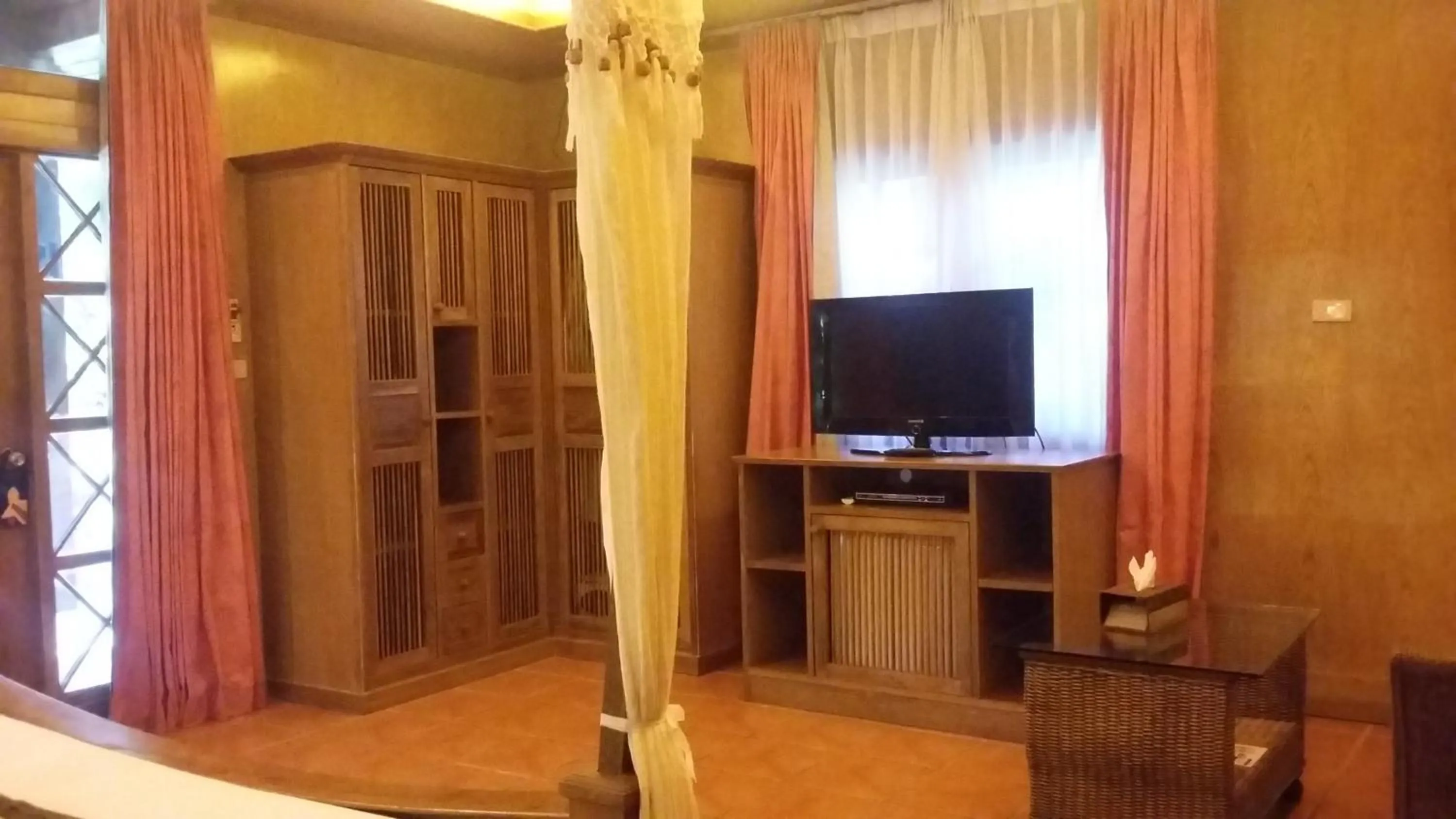 TV and multimedia in Royal Phawadee Village Patong - 2 Minutes walk to the beach