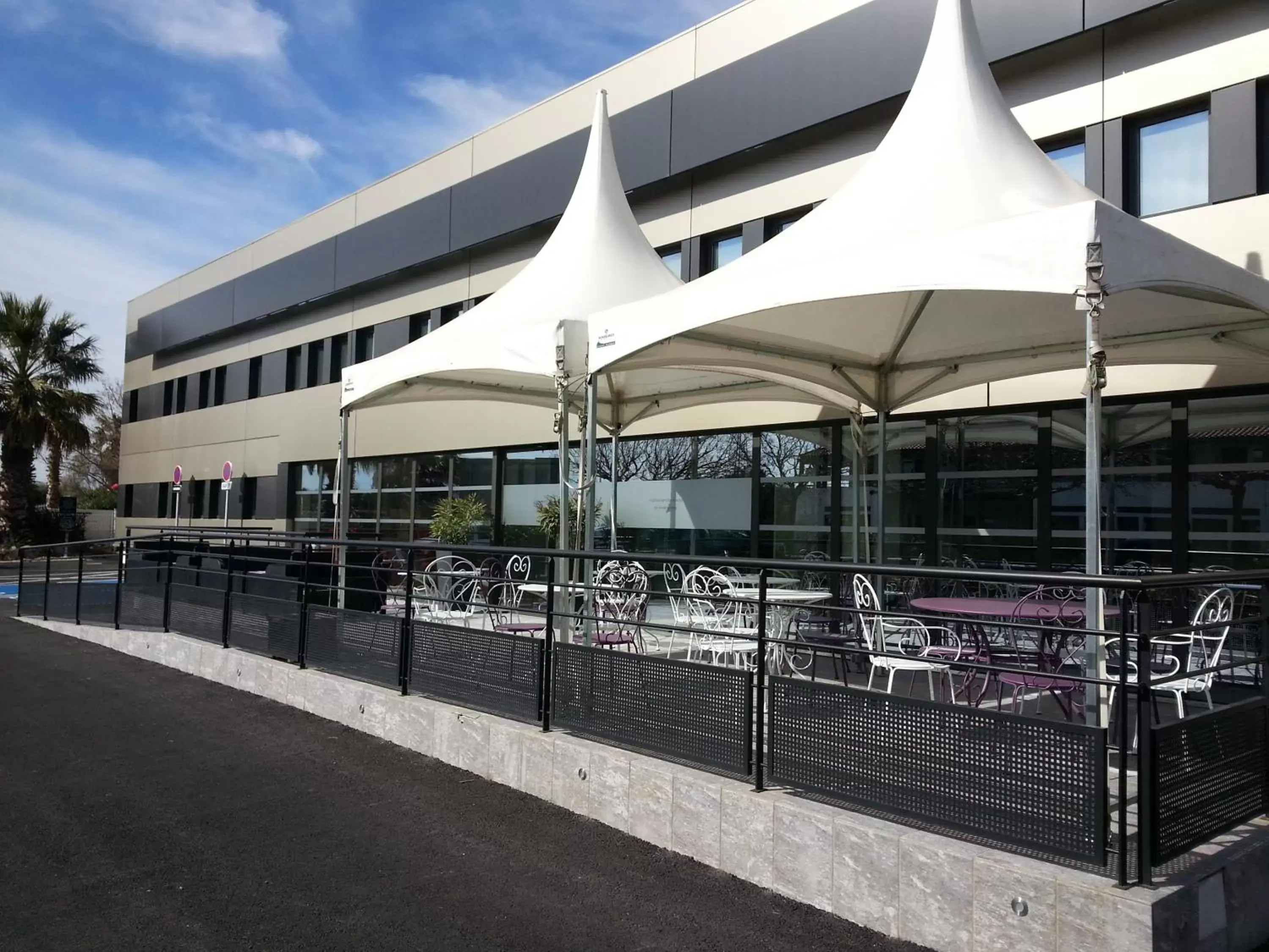 Facade/entrance, Property Building in Brit Hotel Porte d'Espagne