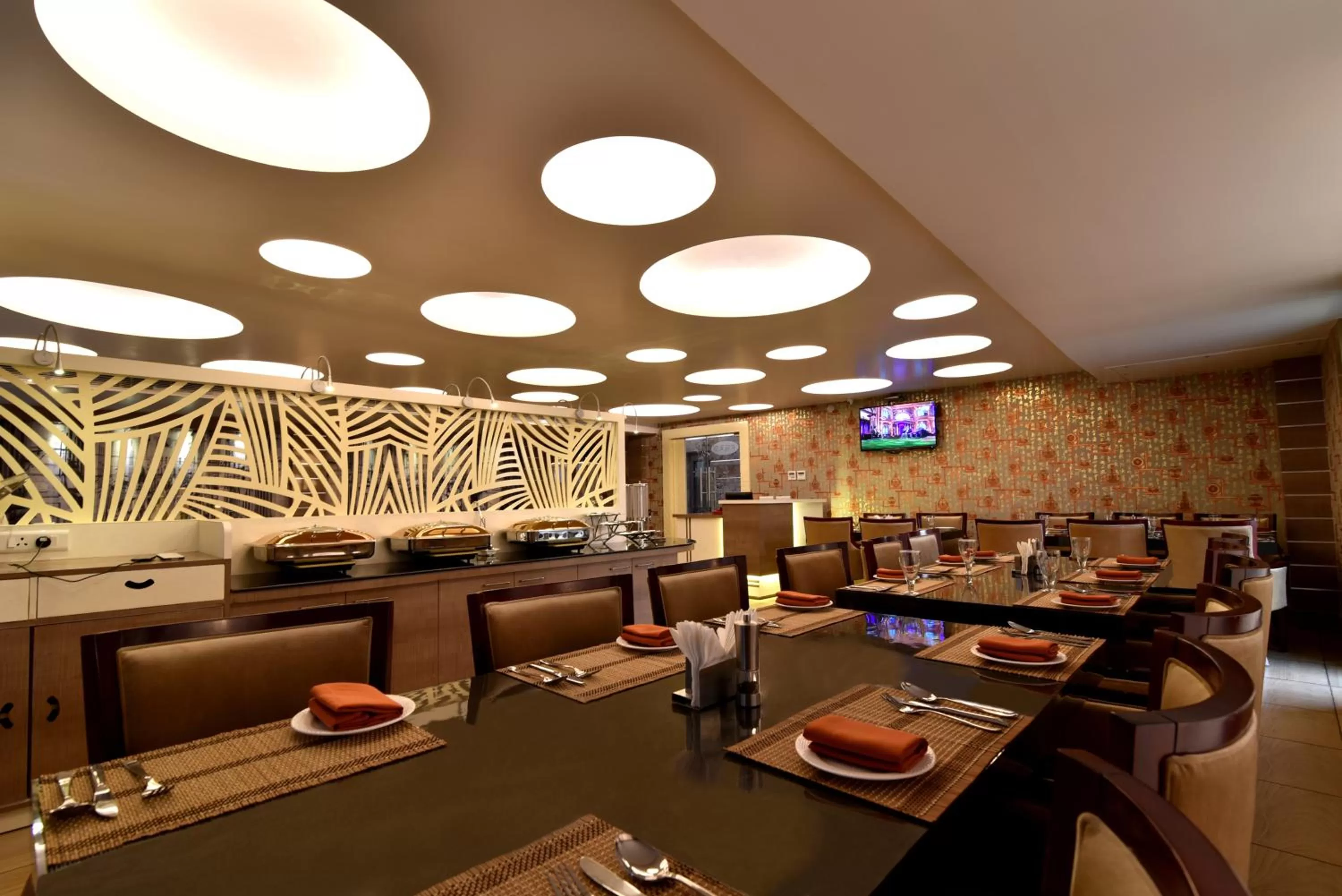Restaurant/places to eat in Hotel Kama International