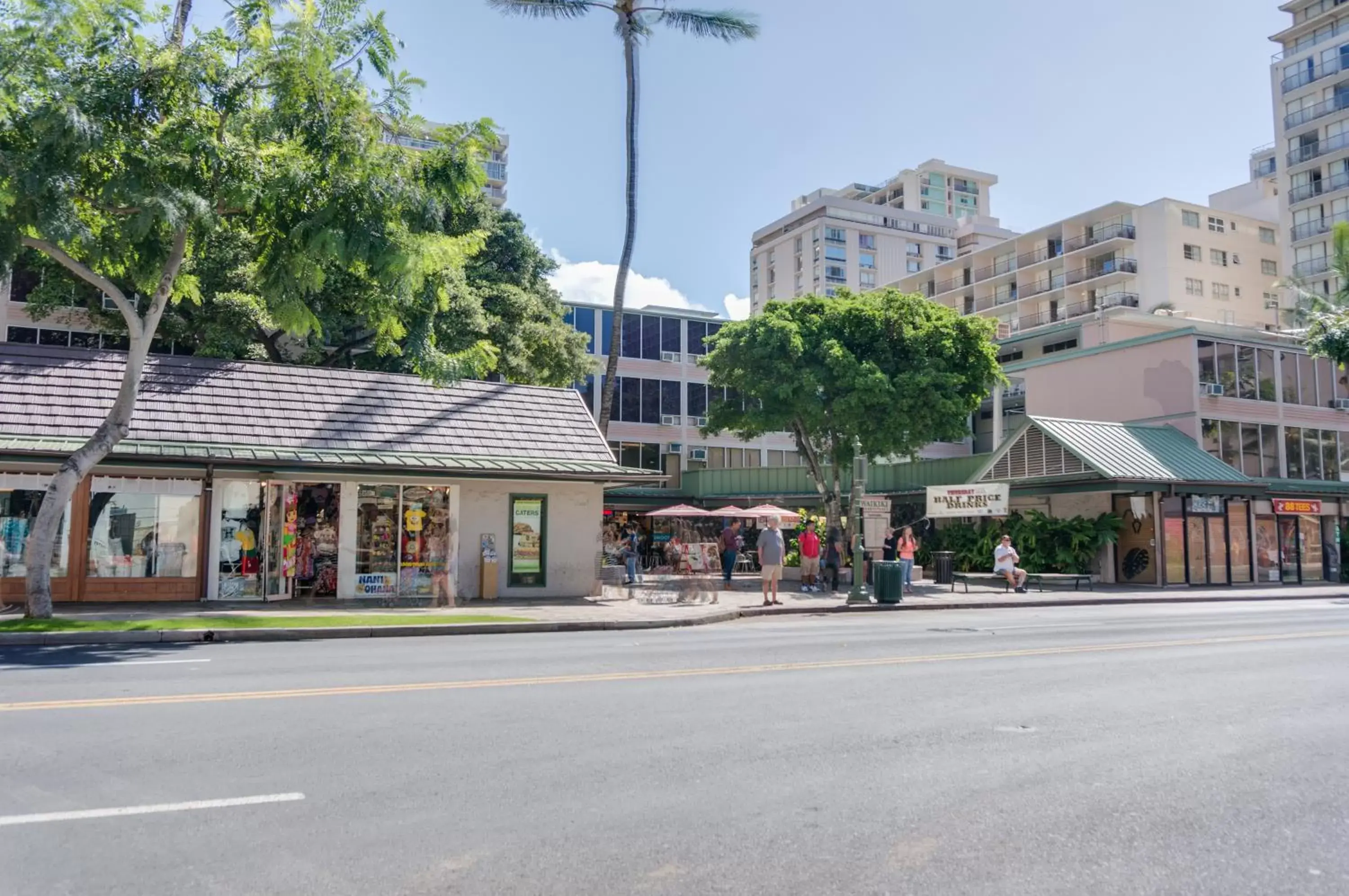 Day, Property Building in Kuhio Banyan Hotel (with Kitchenettes)