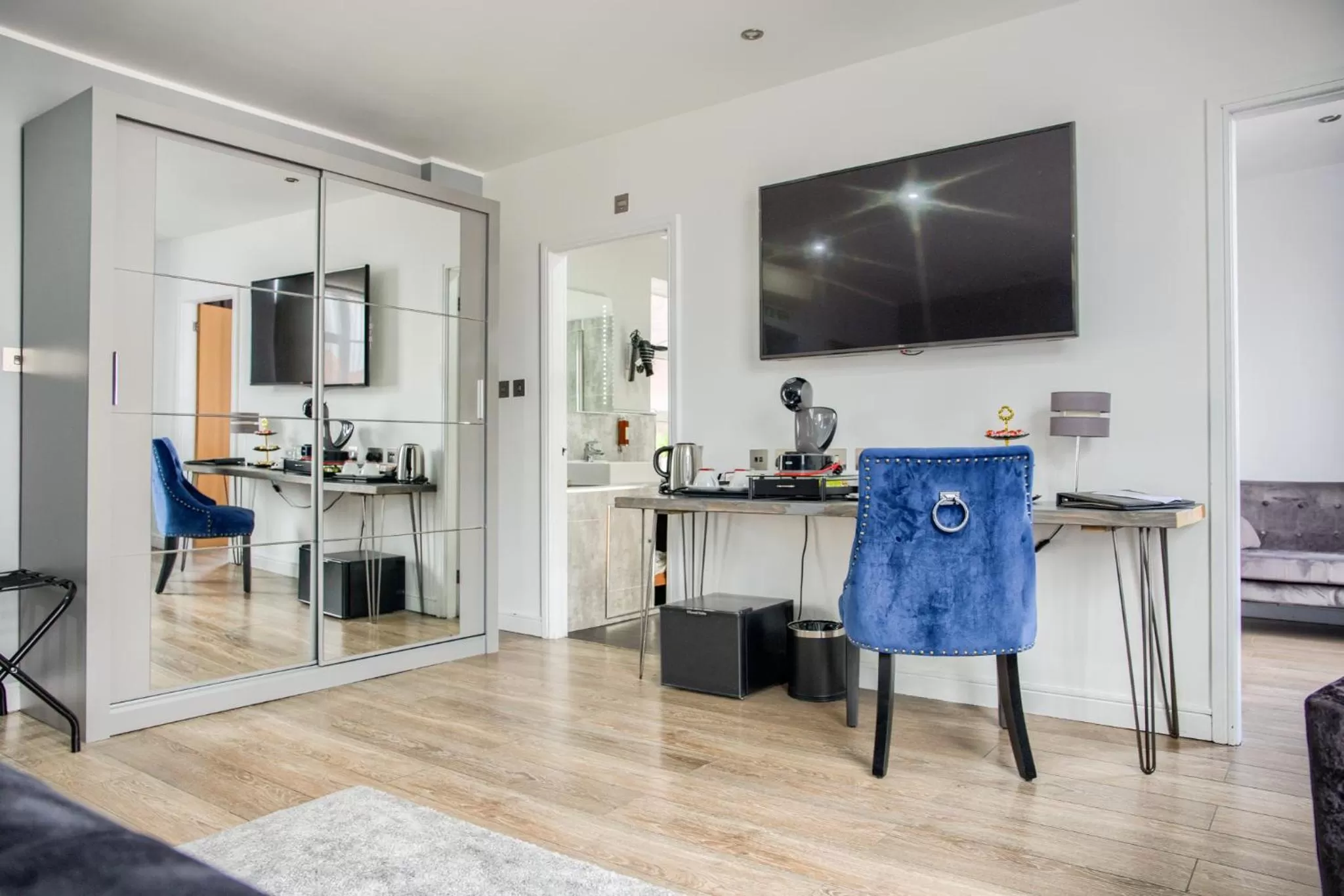 Communal lounge/ TV room in Villare Leicester City Centre hotel