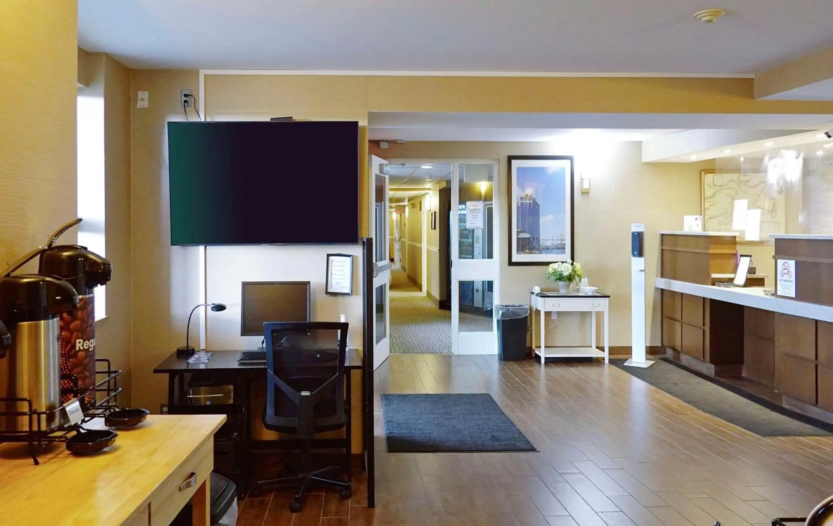 Lobby or reception, TV/Entertainment Center in Comfort Inn Dartmouth