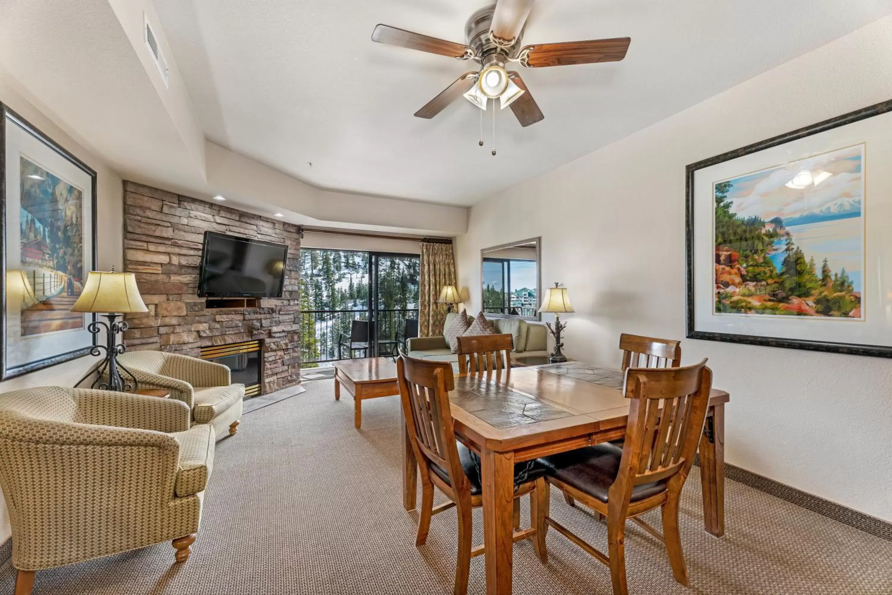 Living room in Holiday Inn Club Vacations - Tahoe Ridge Resort Living room in Holiday Inn Club Vacations - Tahoe Ridge Resort