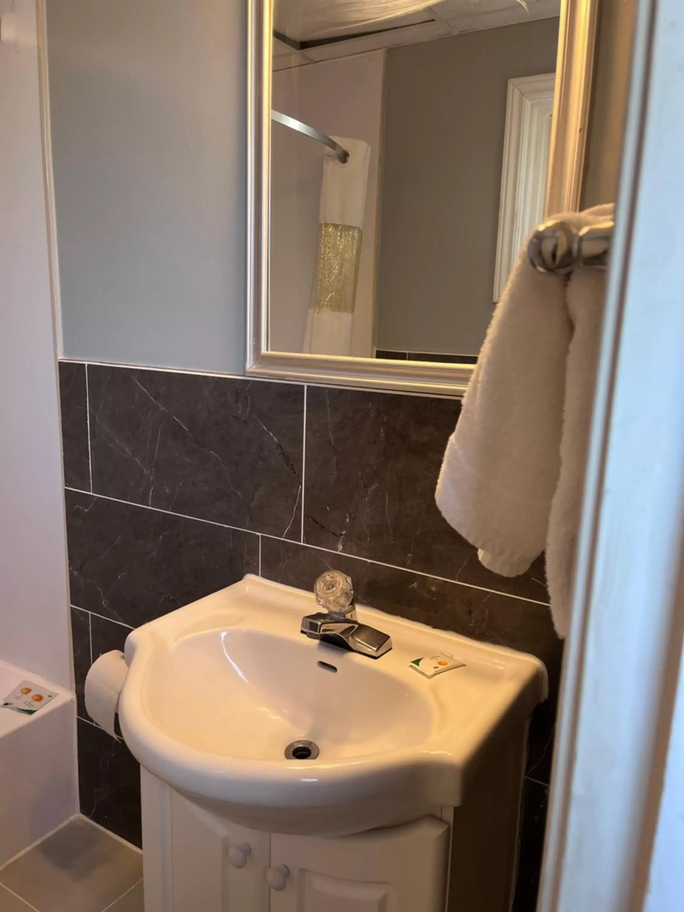 Bathroom in Knights Inn - Park Villa Motel, Midland