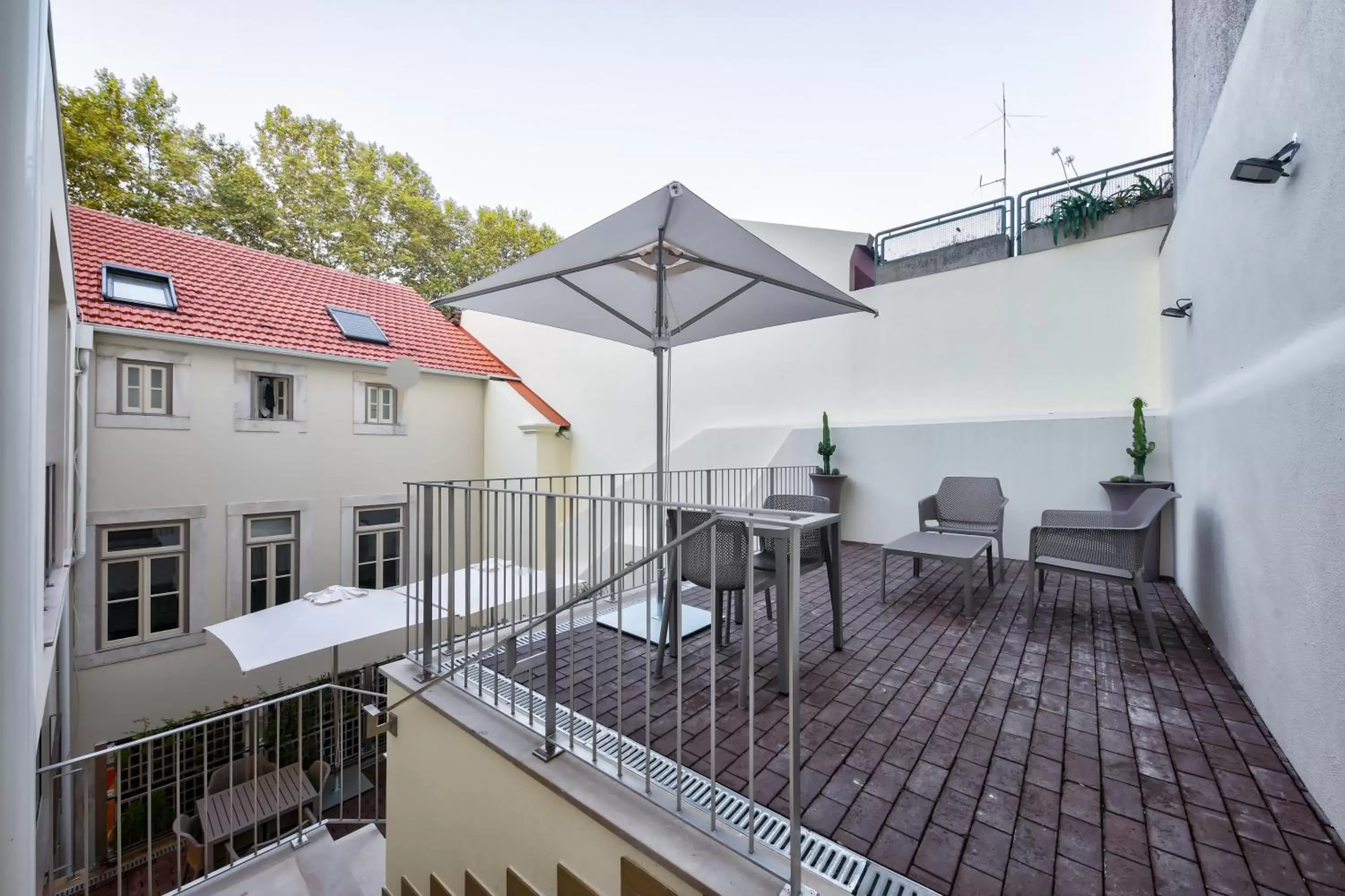 Property building, Balcony/Terrace in Avenue Garden