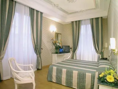 Bed in Hotel La Lumiere Di Piazza Di Spagna