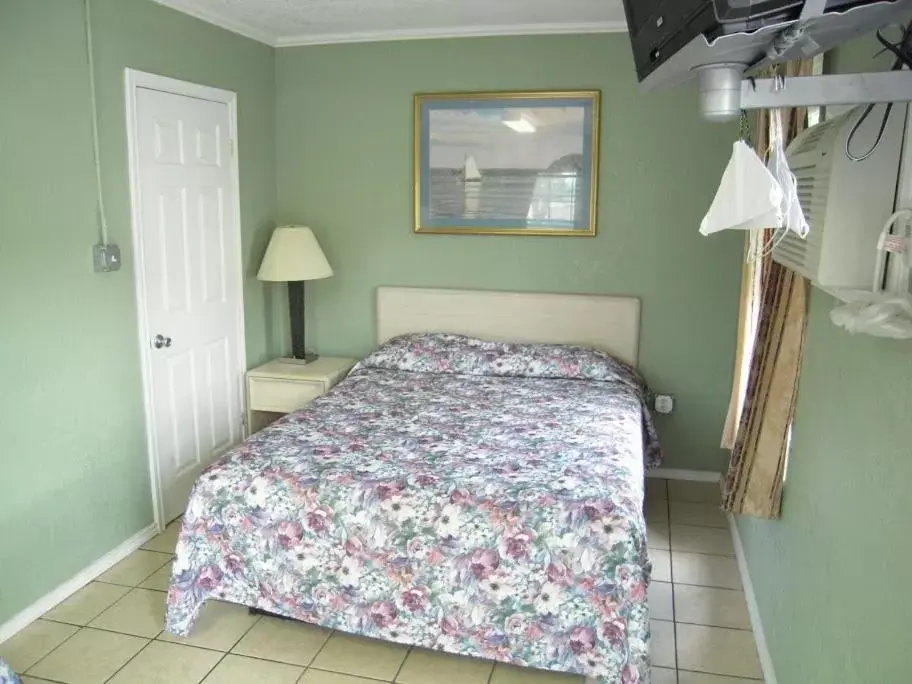 Photo of the whole room, Bed in Bayfront Cottages