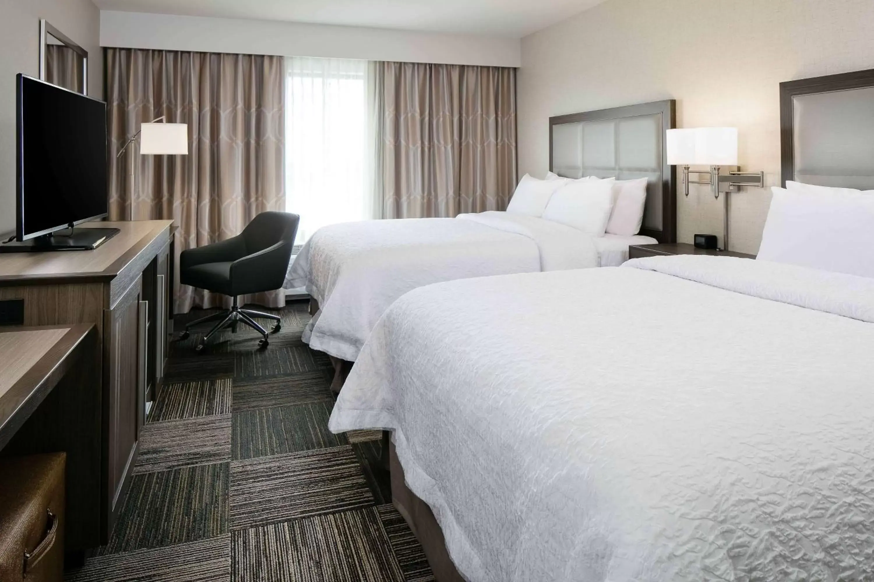 Bed in Hampton Inn & Suites-Hudson Wisconsin