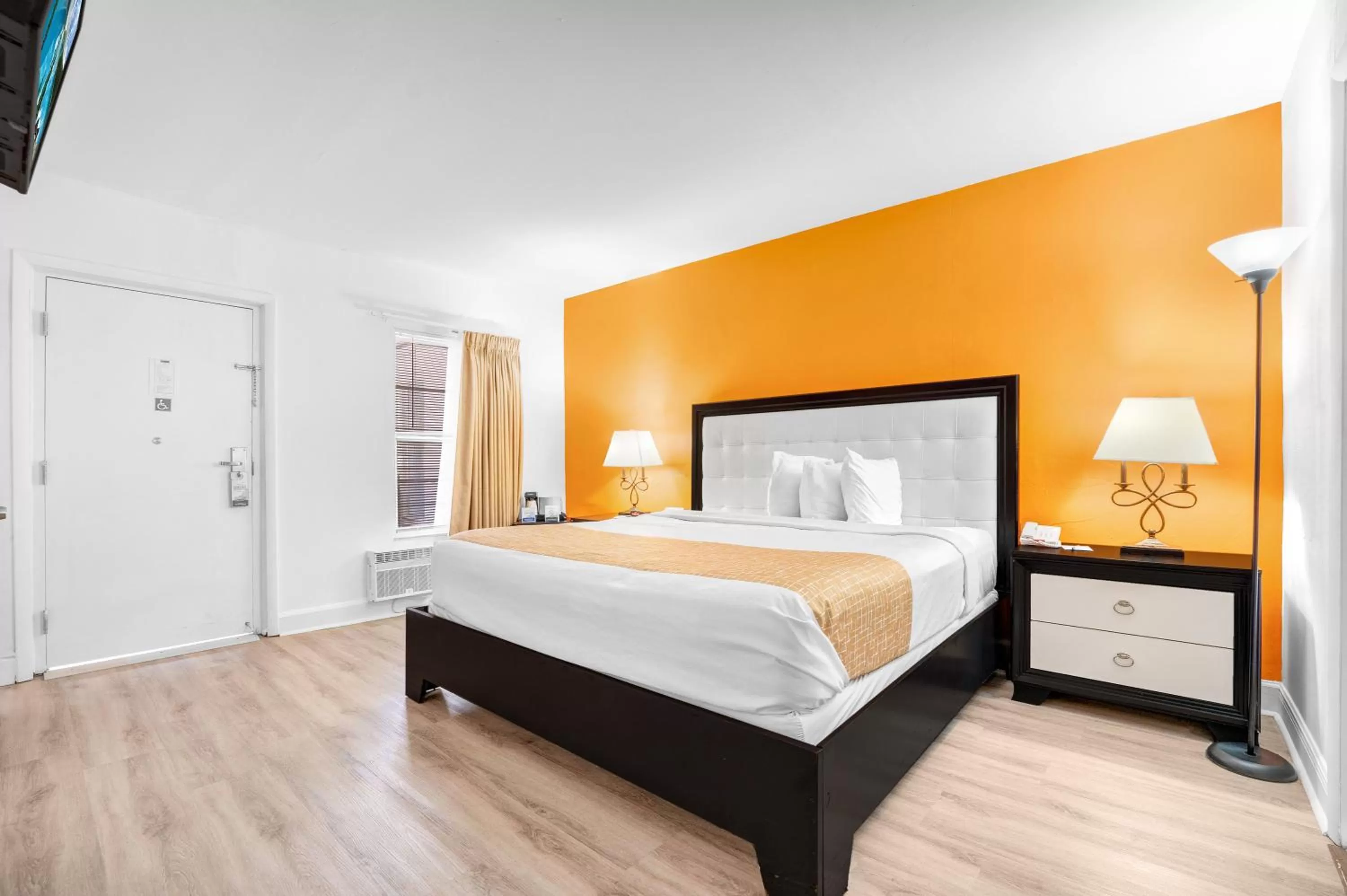 Photo of the whole room, Bed in Travelodge by Wyndham Miami Biscayne Bay