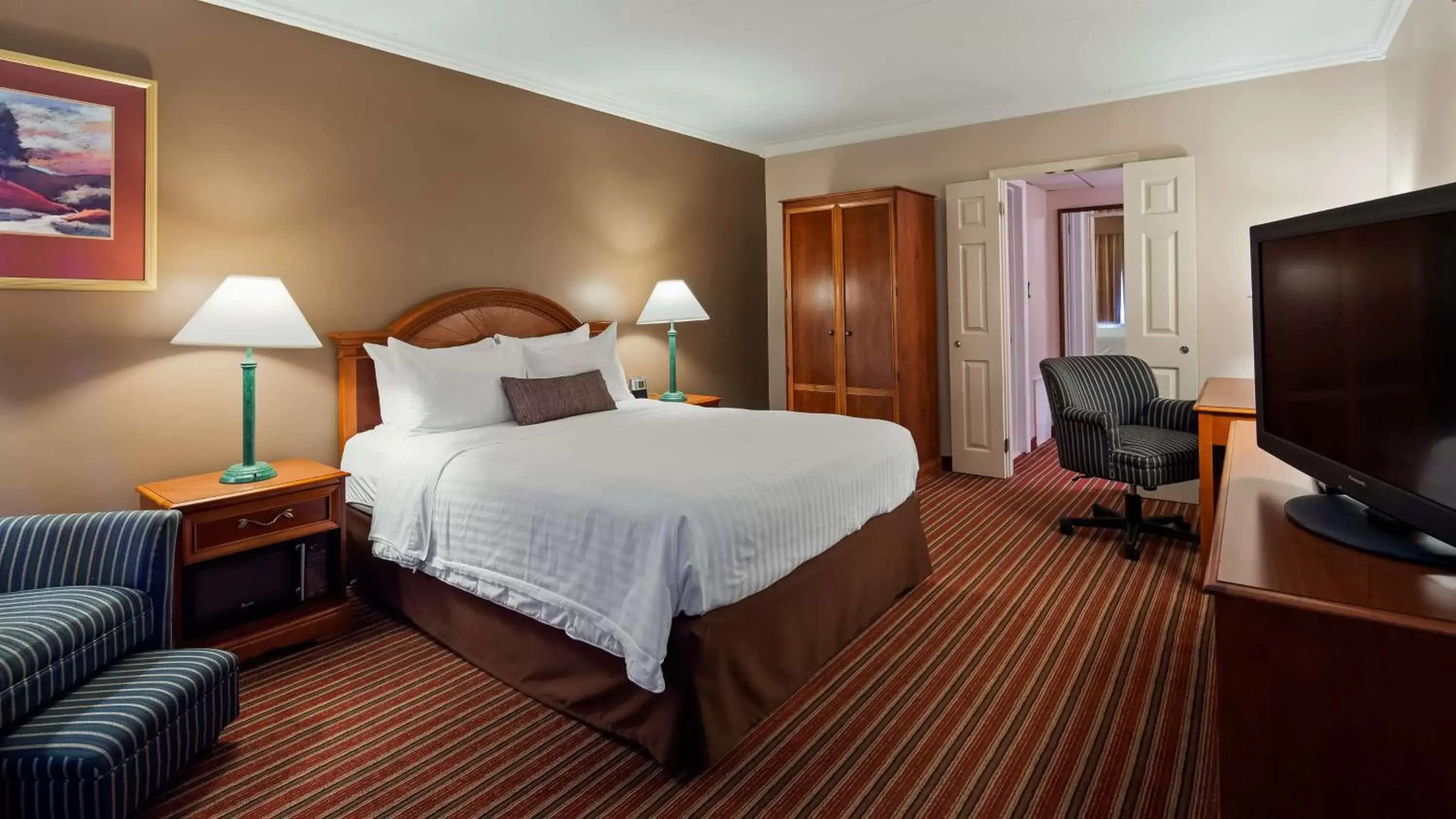 Photo of the whole room, Bed in SureStay Plus Hotel by Best Western Brandywine Valley