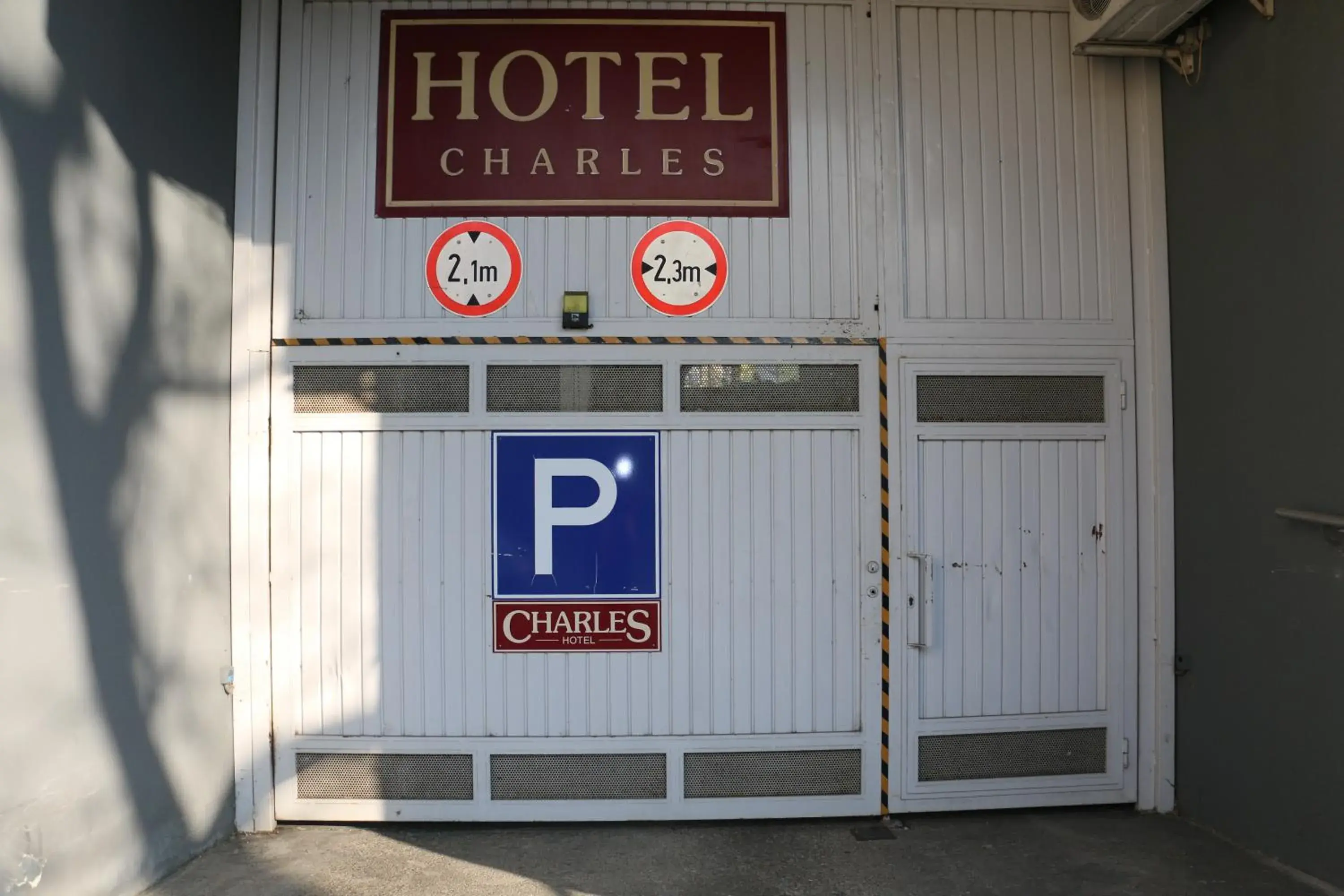 Area and facilities in Hotel Charles
