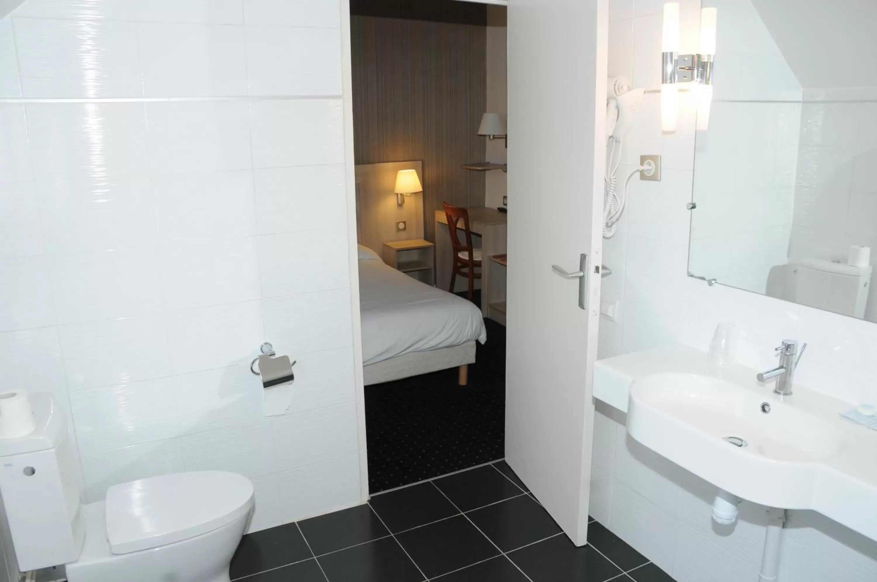 Photo of the whole room, Bathroom in Hôtel Patio Brancion