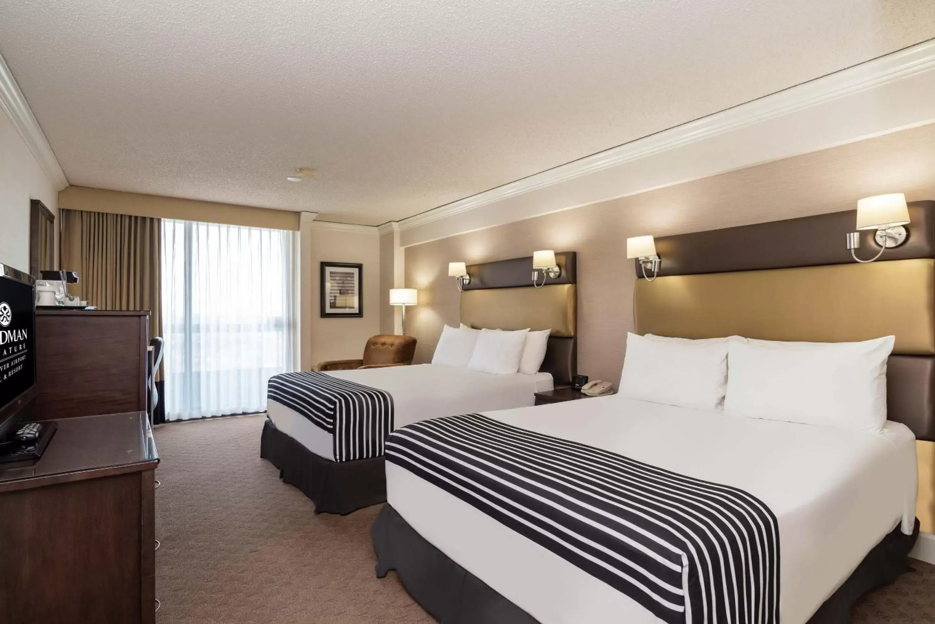 Property building, Bed in Sandman Signature Vancouver Airport Hotel & Resort