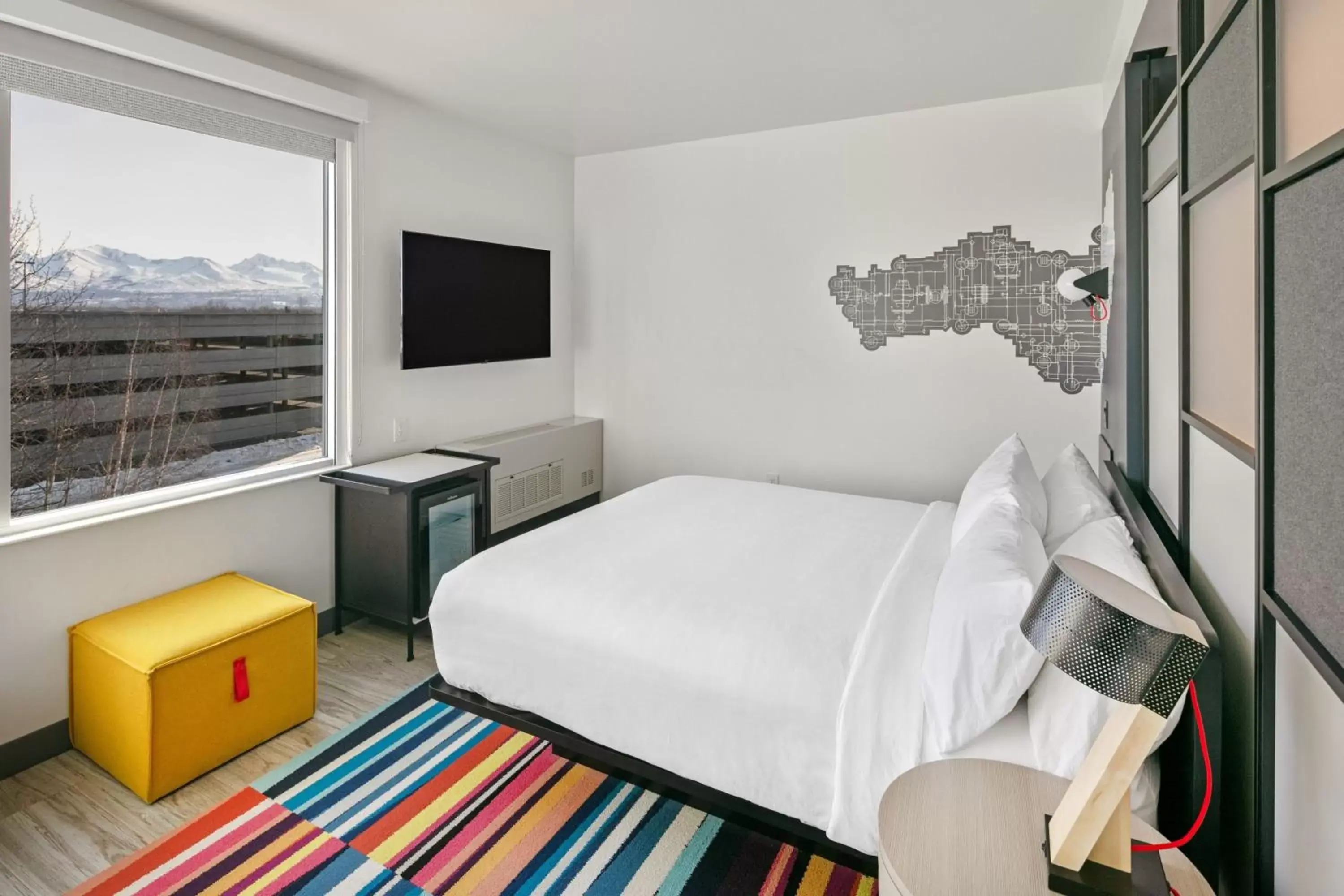Photo of the whole room, Bed in Aloft Anchorage