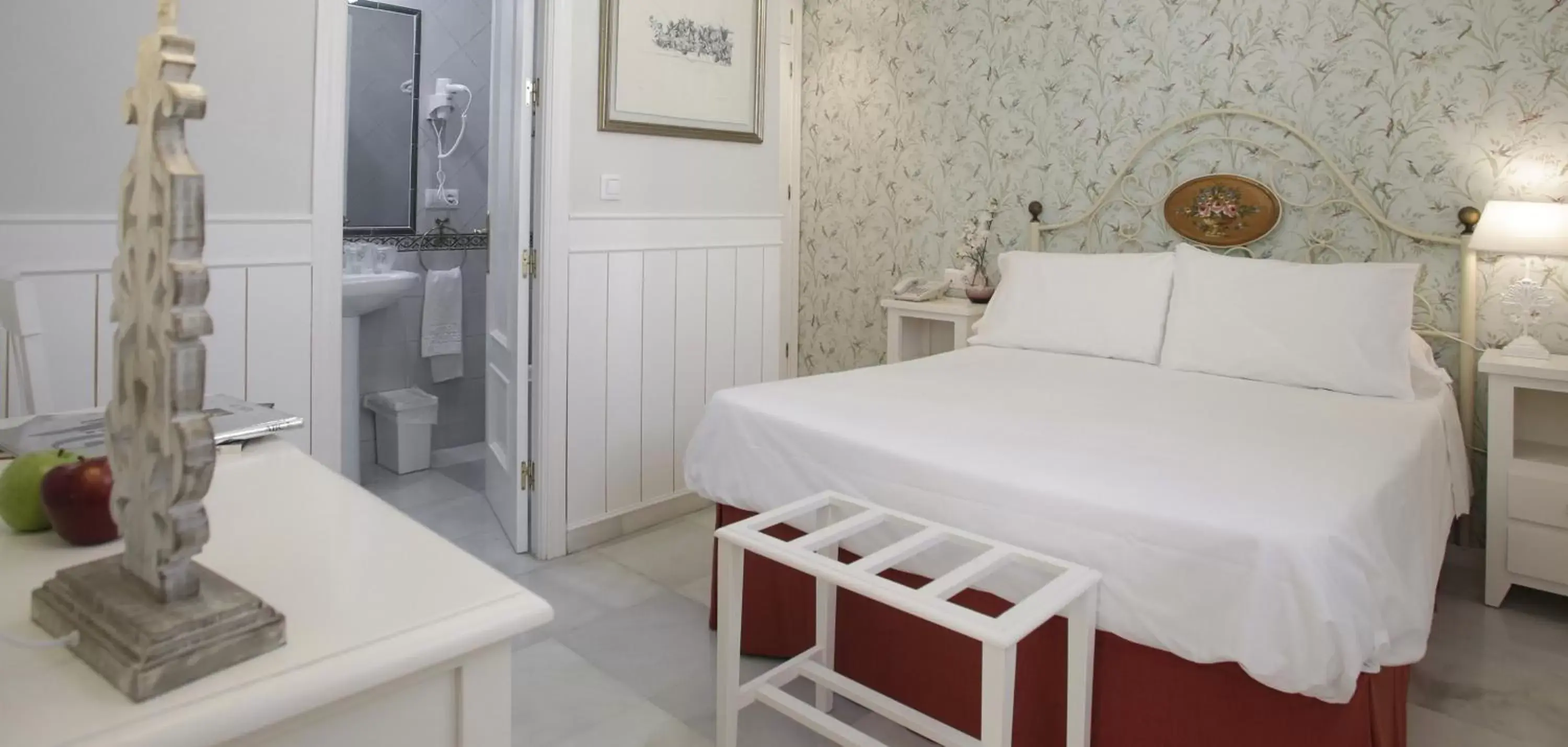 Bed in Basic Hotel Puerta de Sevilla Bed in Basic Hotel Puerta de Sevilla