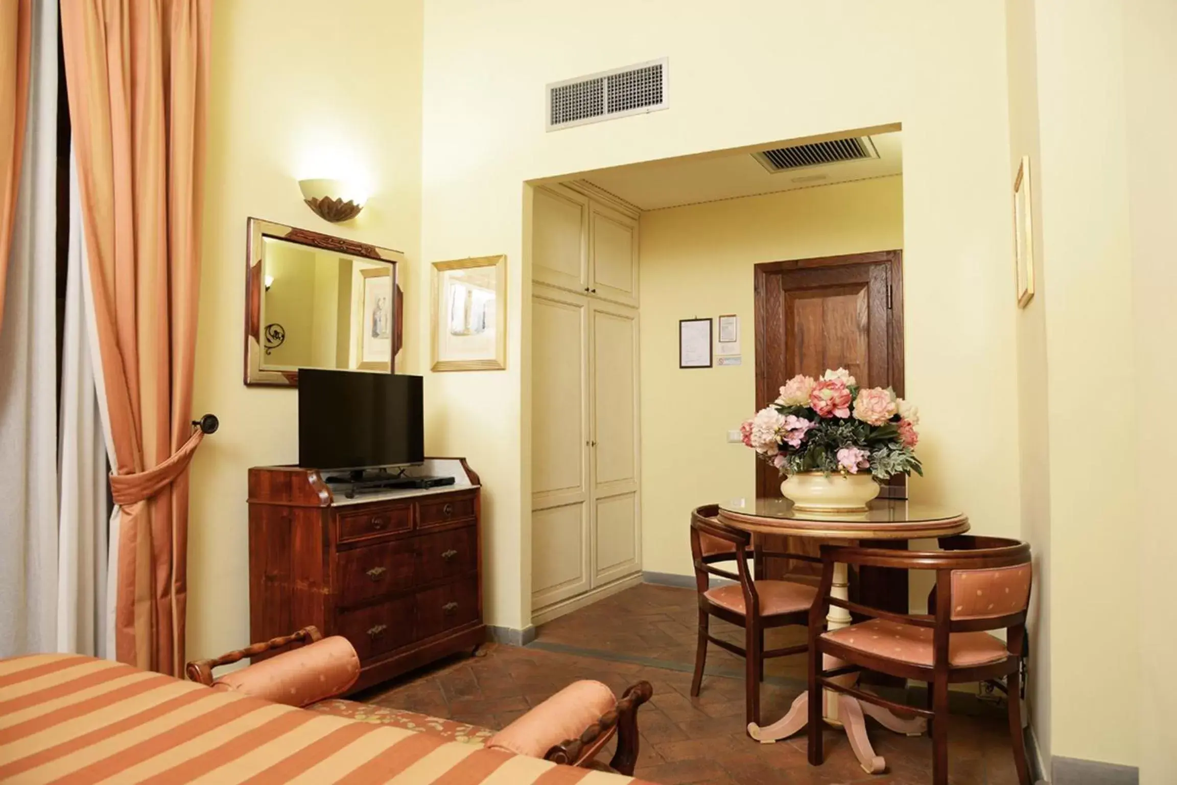 TV and multimedia, TV/Entertainment Center in La Casa Del Garbo - Luxury Rooms & Suite