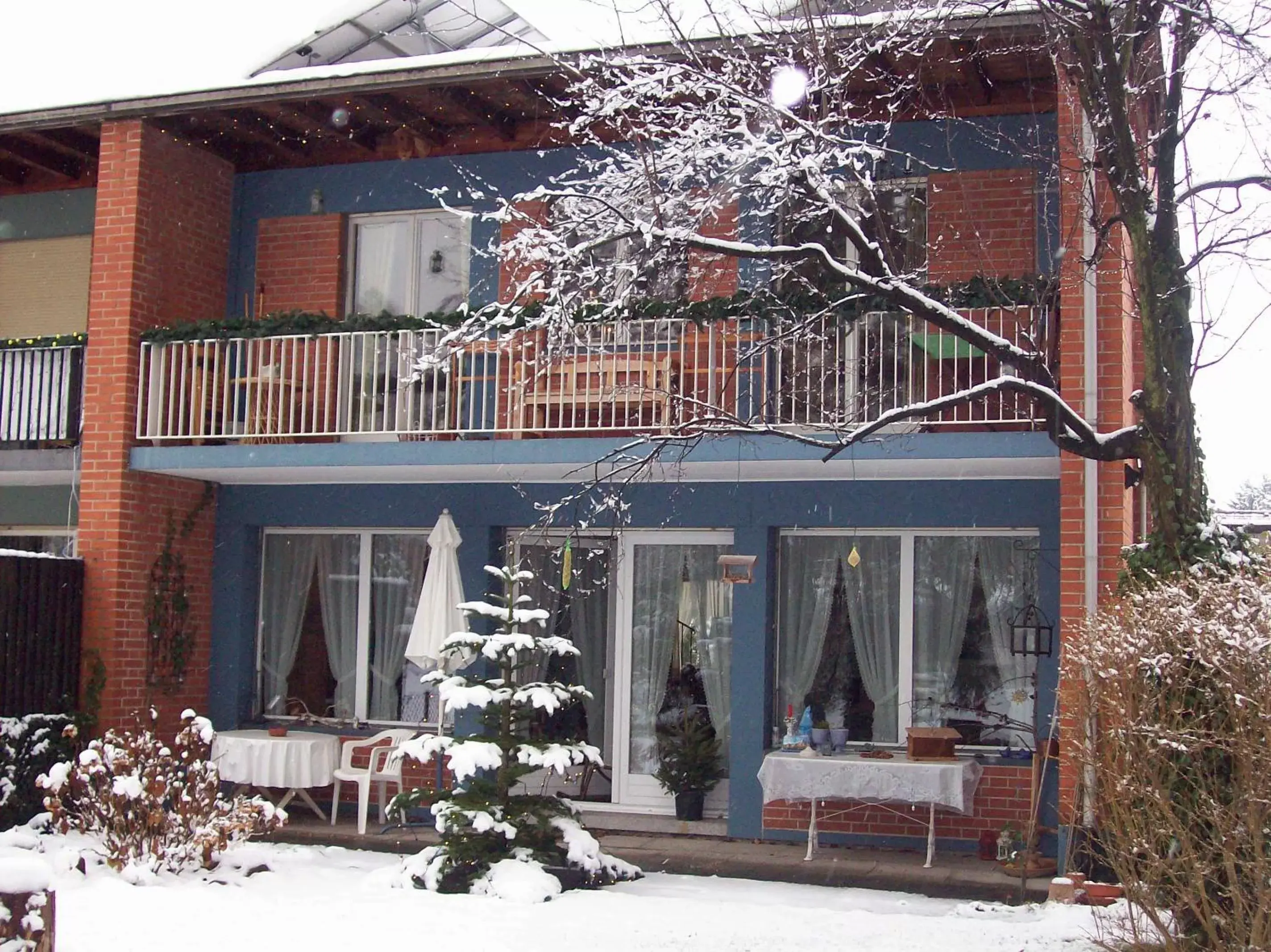 Facade/entrance, Winter in Chez Jean et Daisy