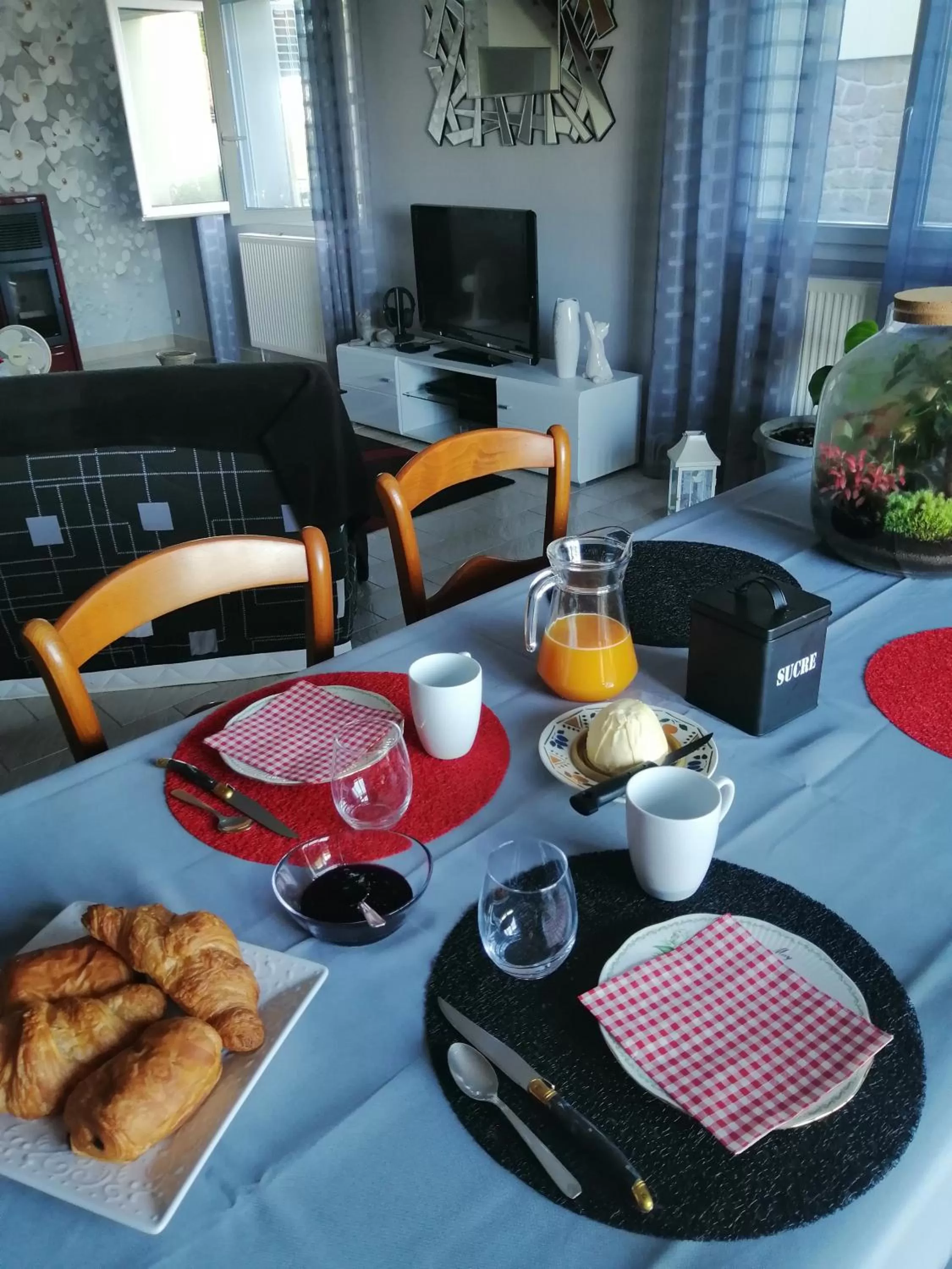 Breakfast in CHAMBRES D HÔTES CHEZ SYLVIE et Daniel