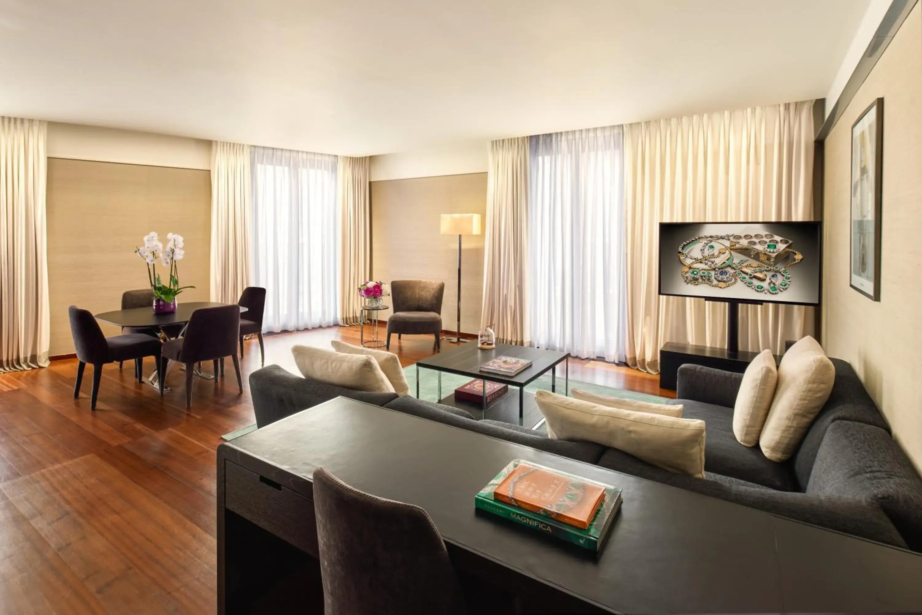 TV and multimedia, Seating Area in Bulgari Hotel London
