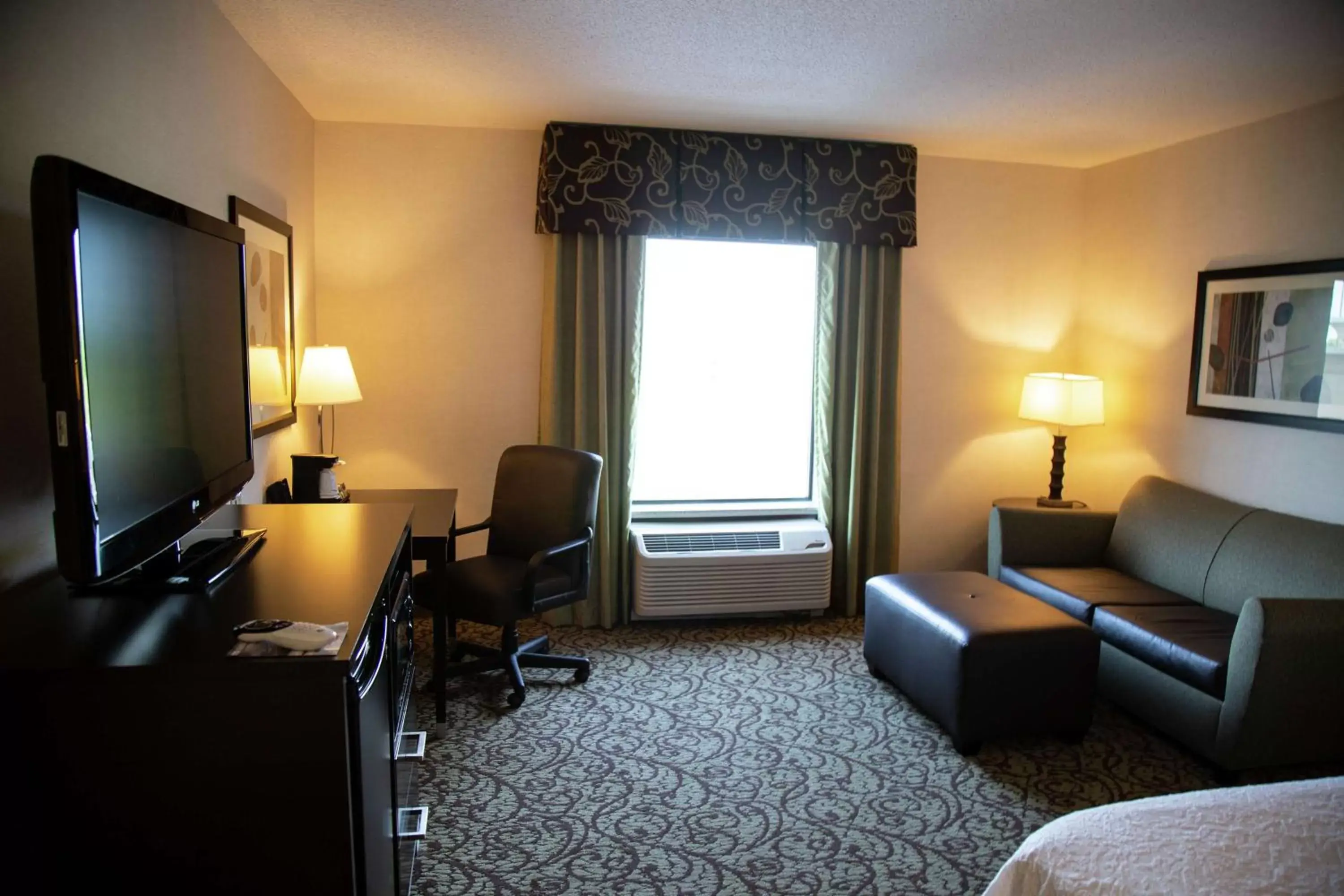 Bedroom, Seating Area in Hampton Inn & Suites Sharon