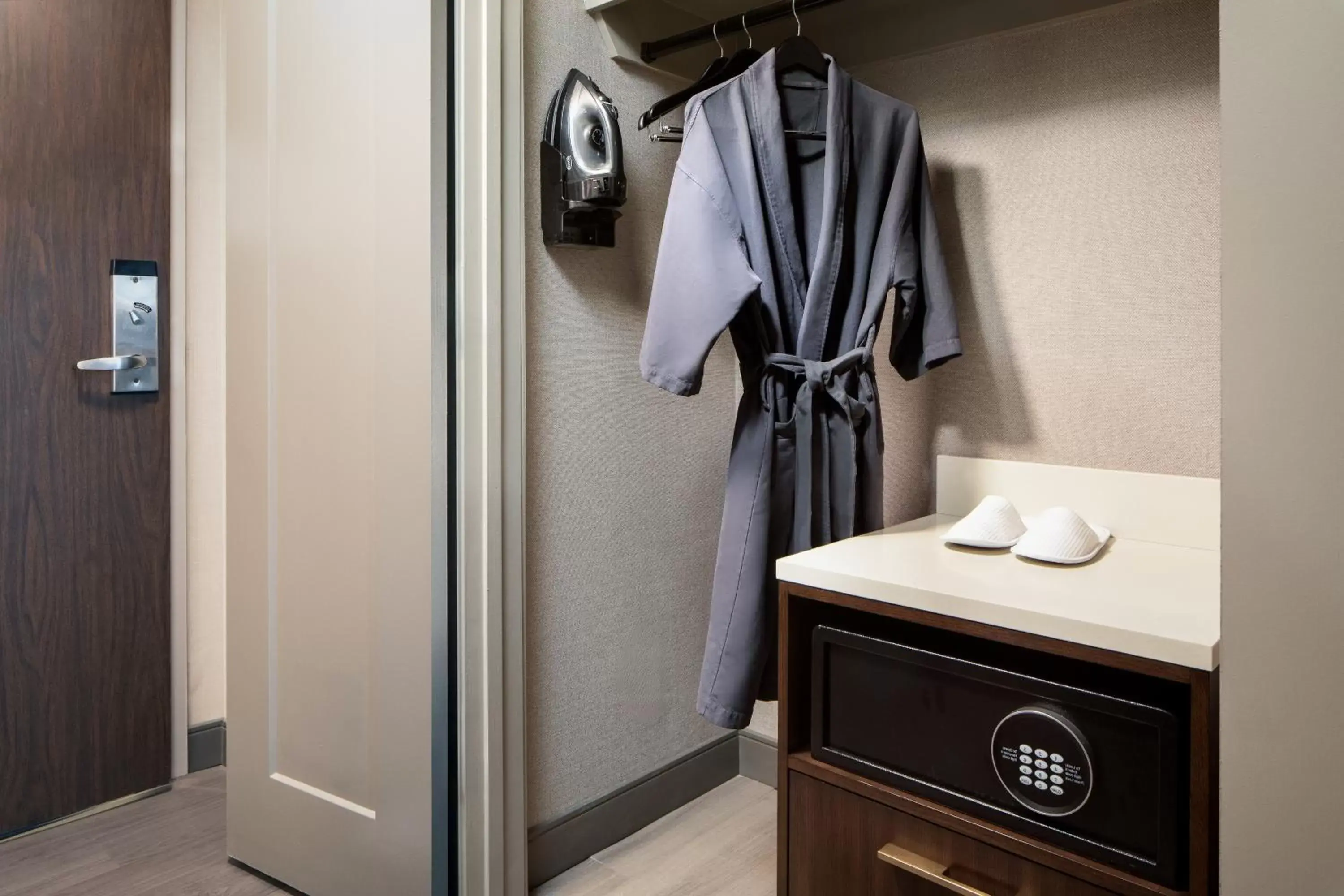 Deluxe King Room - High Floor in Dallas-Addison Marriott Quorum by the Galleria Deluxe King Room - High Floor in Dallas-Addison Marriott Quorum by the Galleria