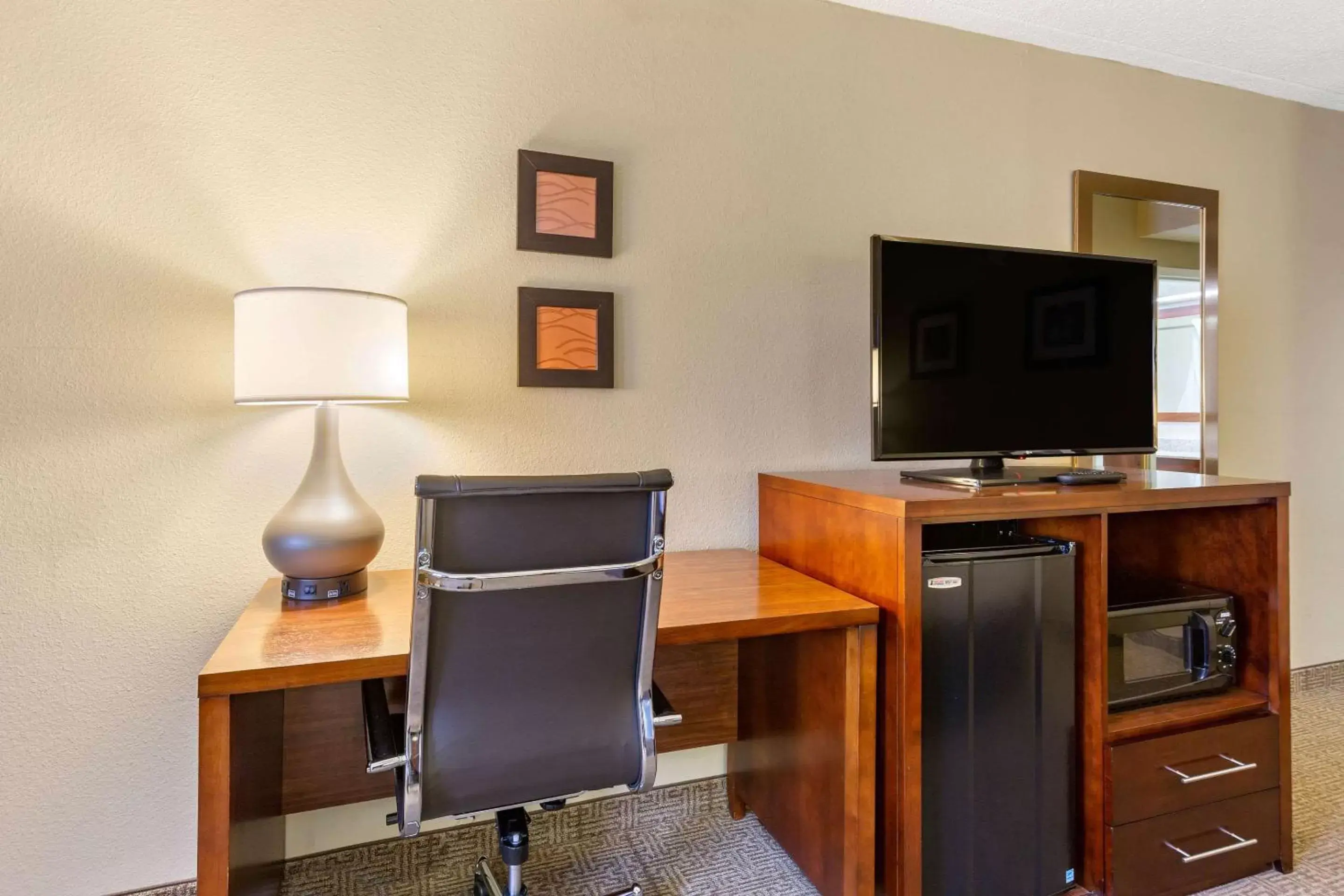 Photo of the whole room, TV/Entertainment Center in Comfort Inn Martinsburg