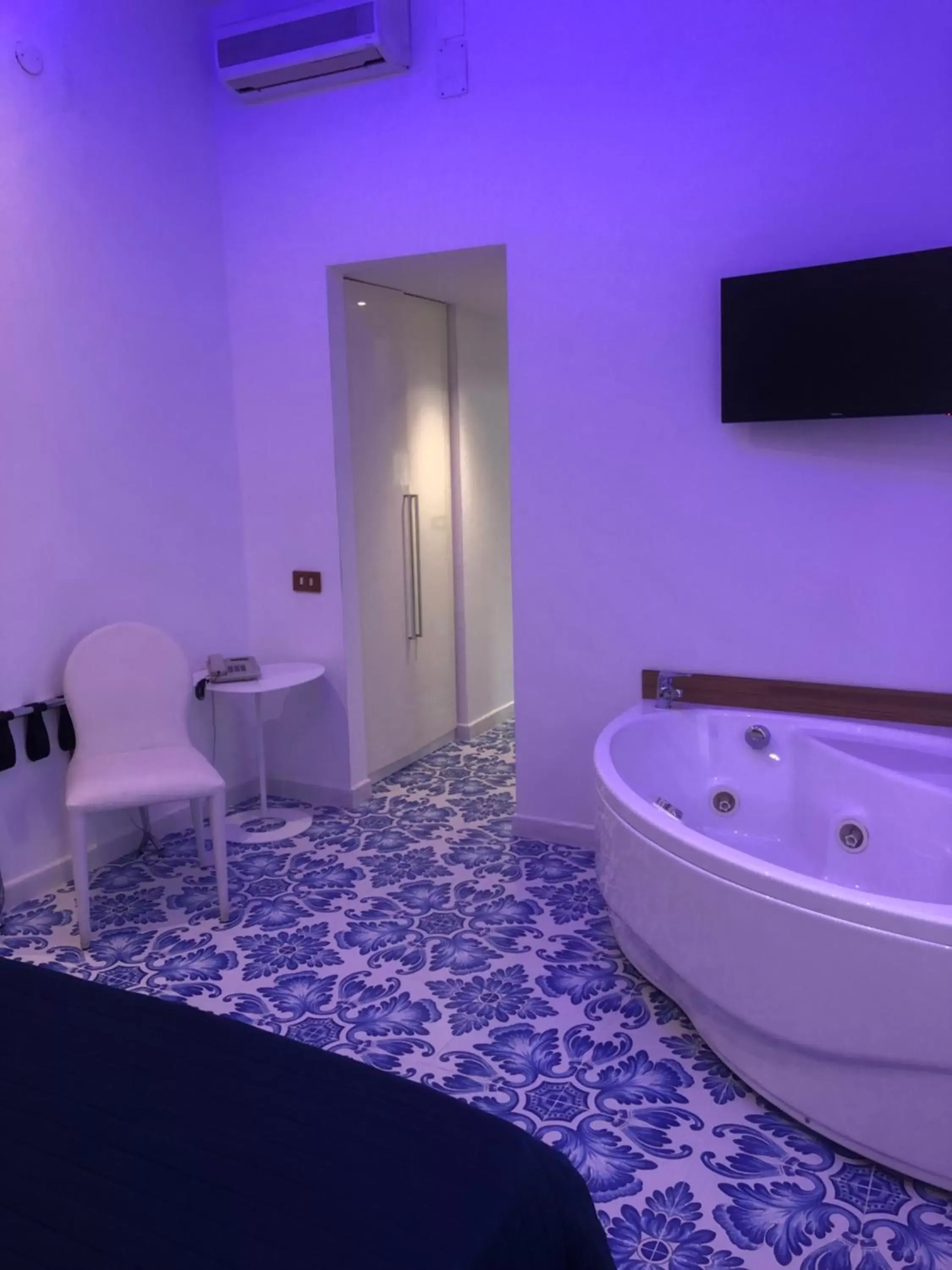 Hot Tub, Bathroom in Vietri Coast Hotel