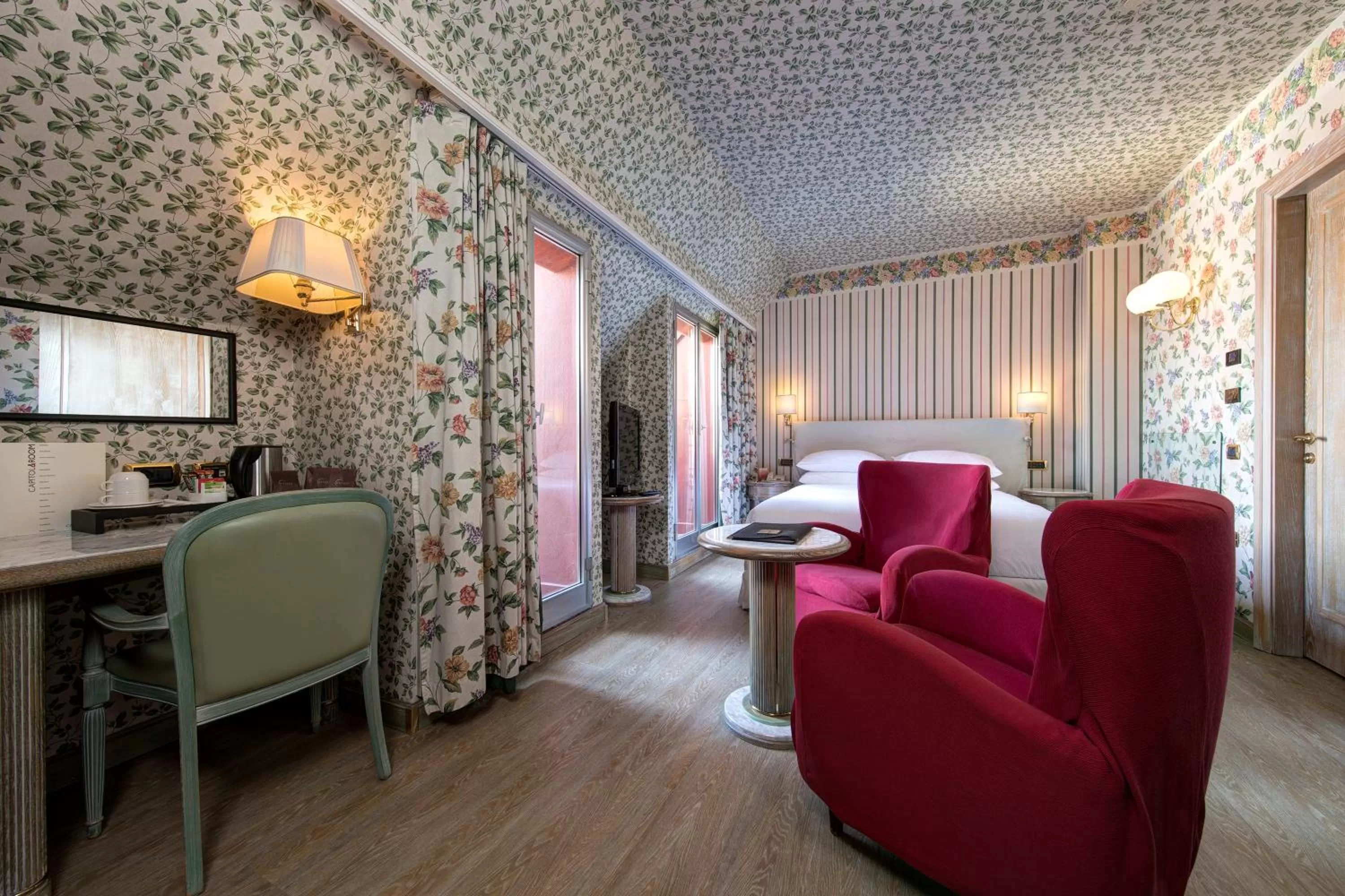 Photo of the whole room in Hotel Capitol Milano