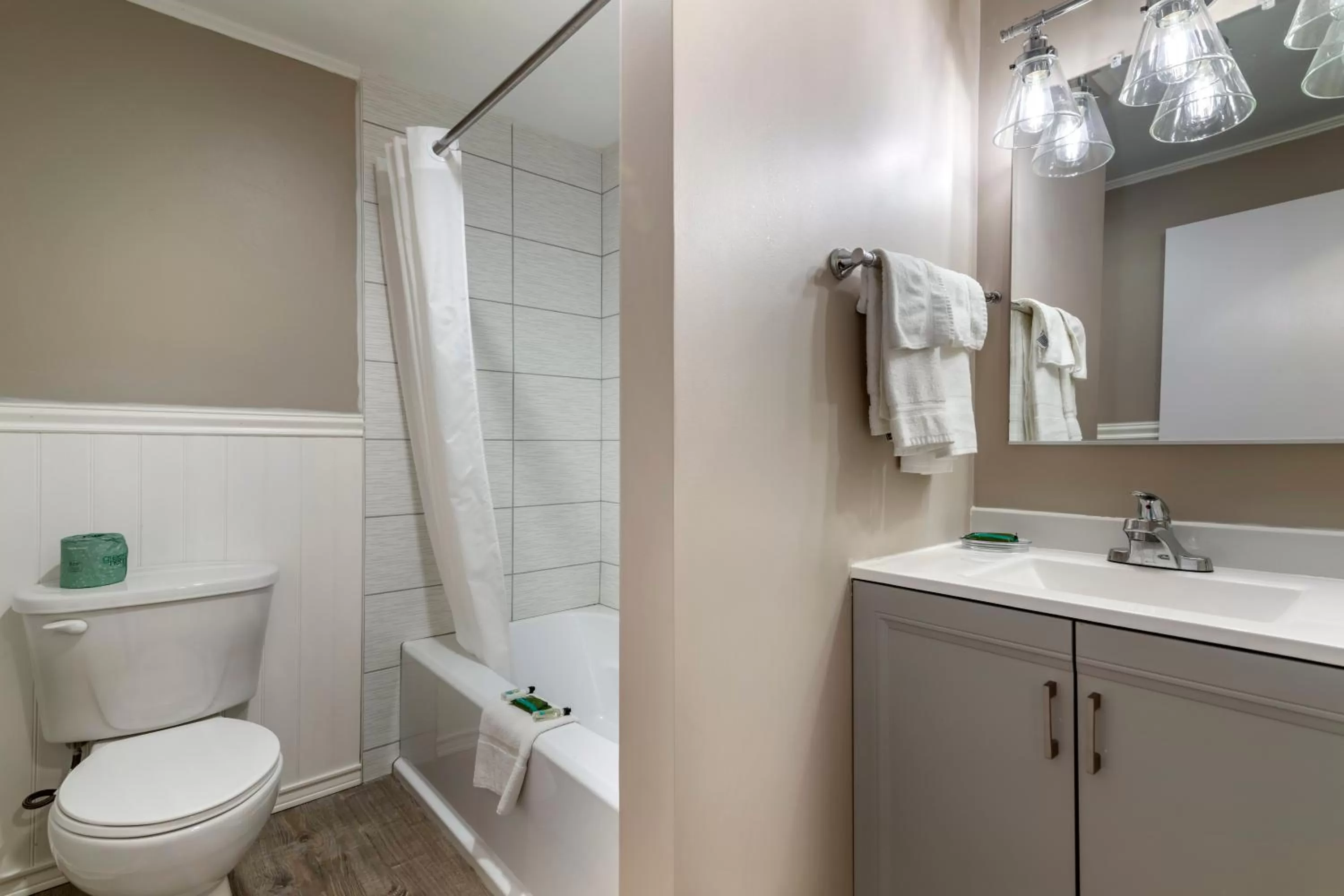 Bathroom in Anchor Inn and Cottages Wells-Ogunquit