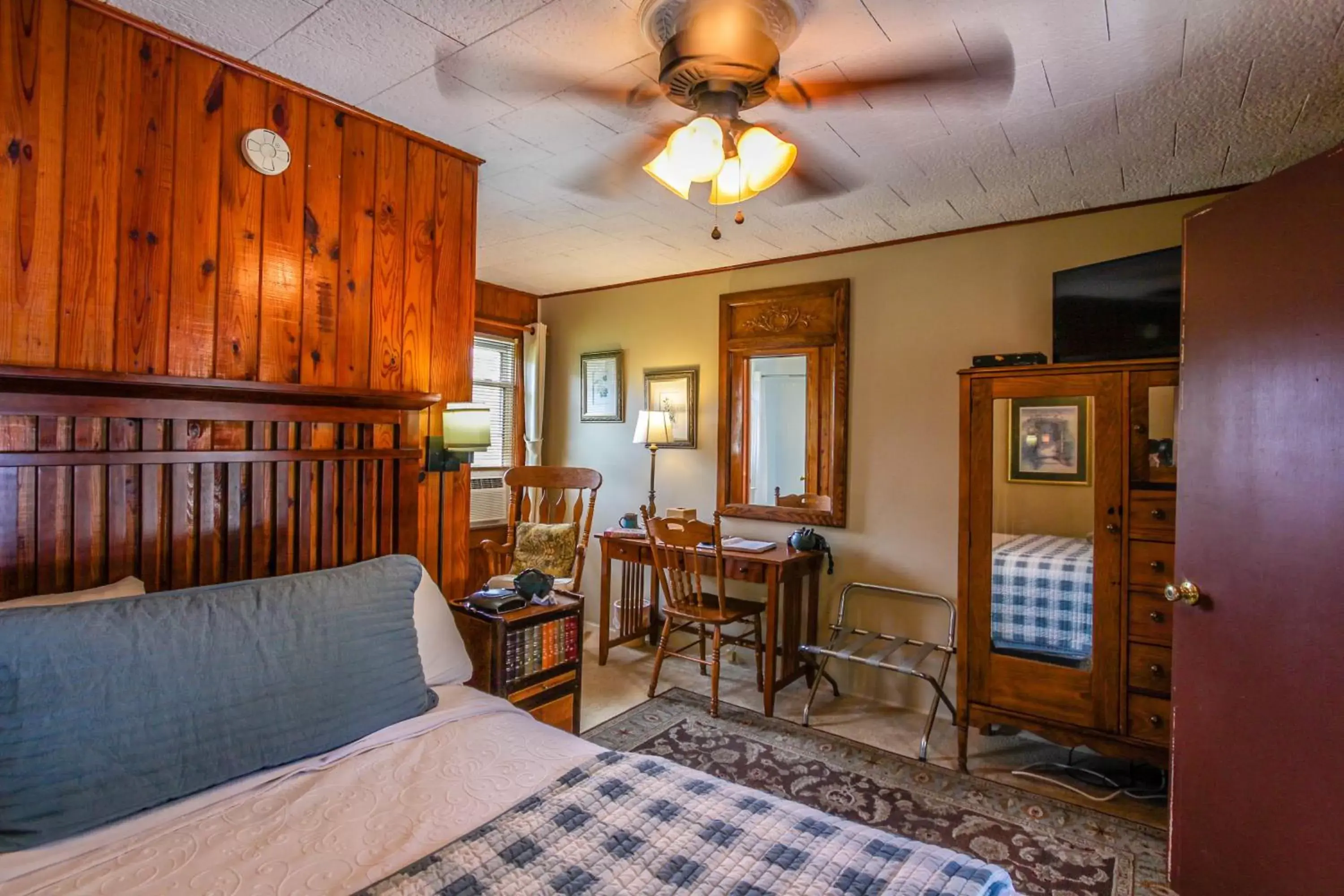 Photo of the whole room in Mountainaire Inn and Log Cabins