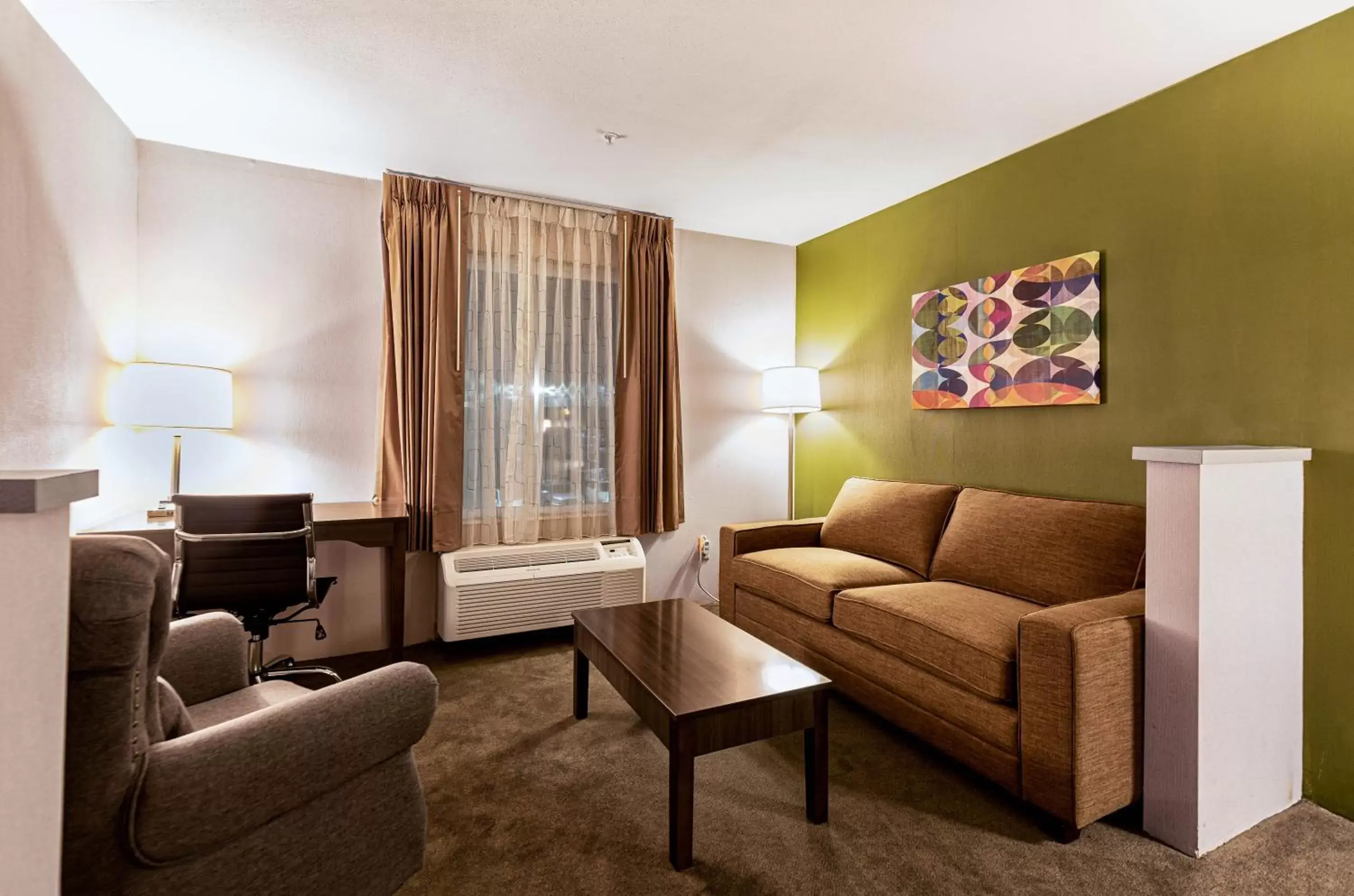 Lounge or bar, Seating Area in SureStay Plus Hotel by Best Western SeaTac Airport
