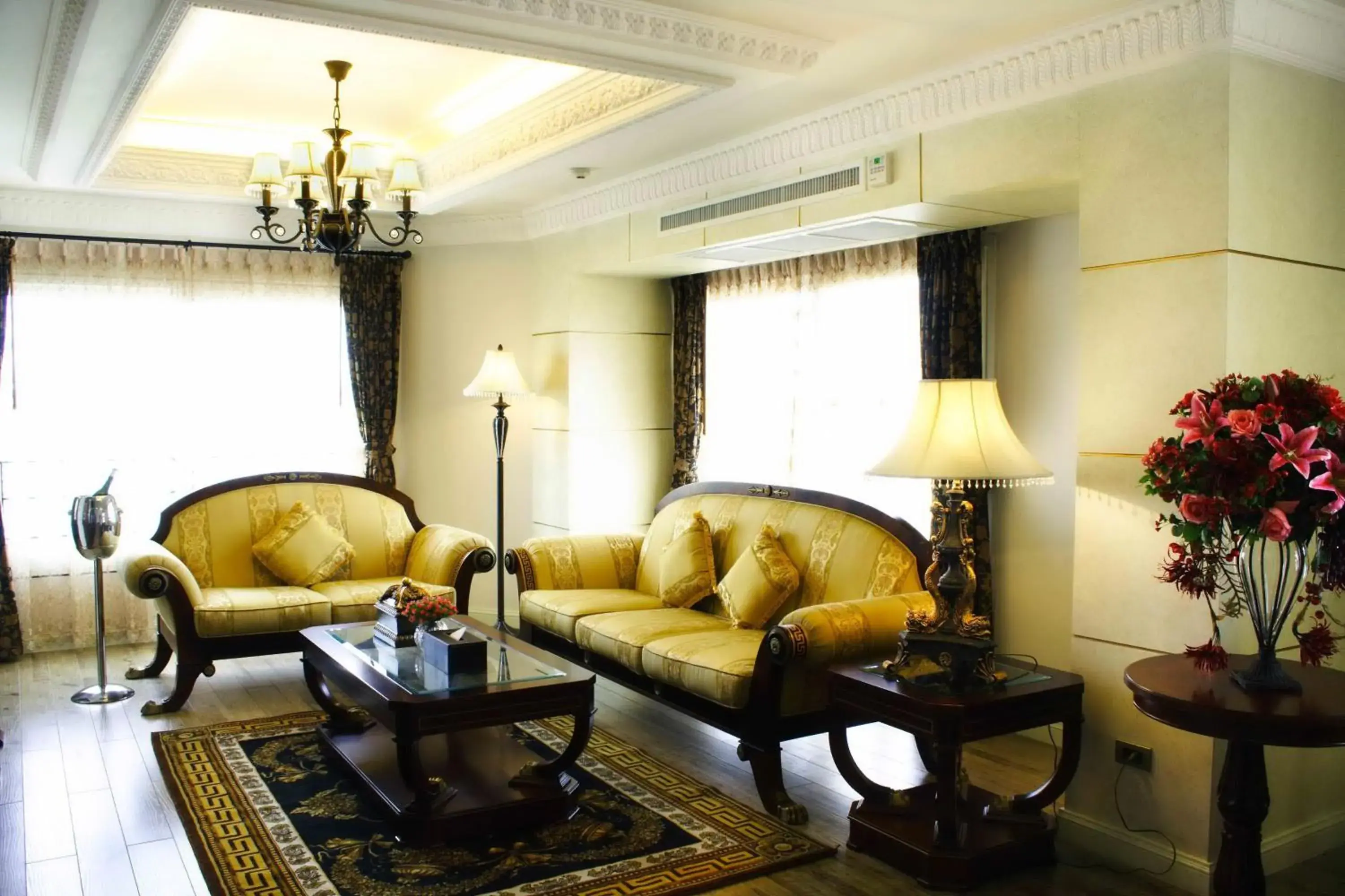 Living room, Seating Area in Four Seasons Place Hotel